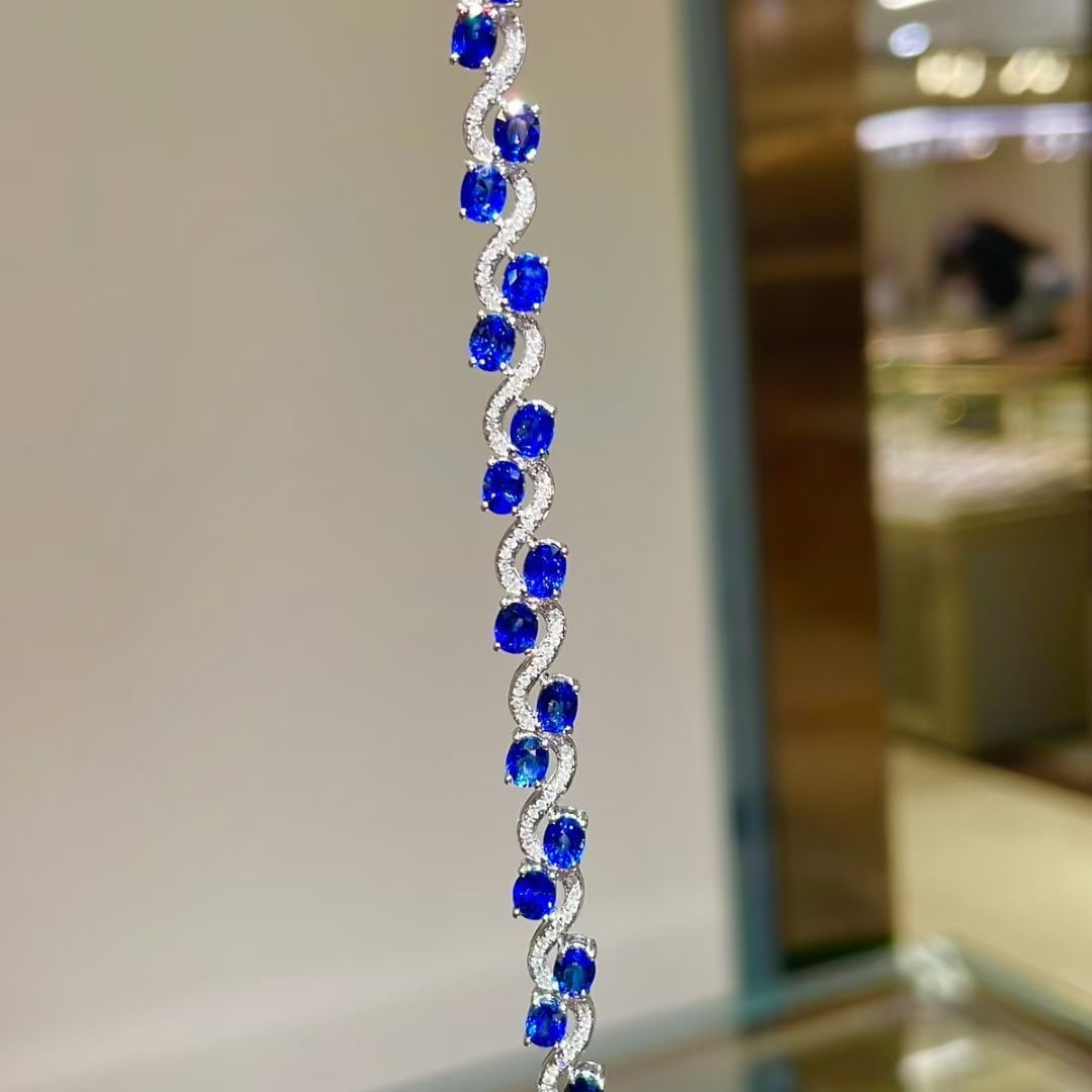 14k Gold 8 Ct Natural Sapphire & Diamond Bracelet: Ref:230980333 // gold content:14k gold // main gemstone:sapphire // shape:oval // carat weight:8ct // color:royal blue // treatment:natural // // adjacent gemstone 2 : diamond // shape:round // clarit