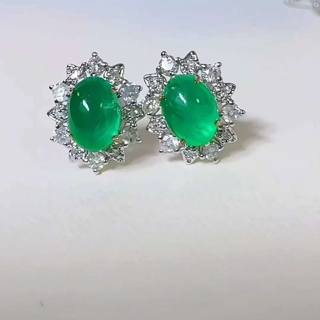 14k Gold 1.3 Ct Natural Emerald & Diamond Earrings: Ref:230980339 // gold content:14k gold // main gemstone:emerald // shape:oval // carat weight:1. 3ct // color:green // treatment:natural // // adjacent gemstone 2 : diamond // shape:round // clarity