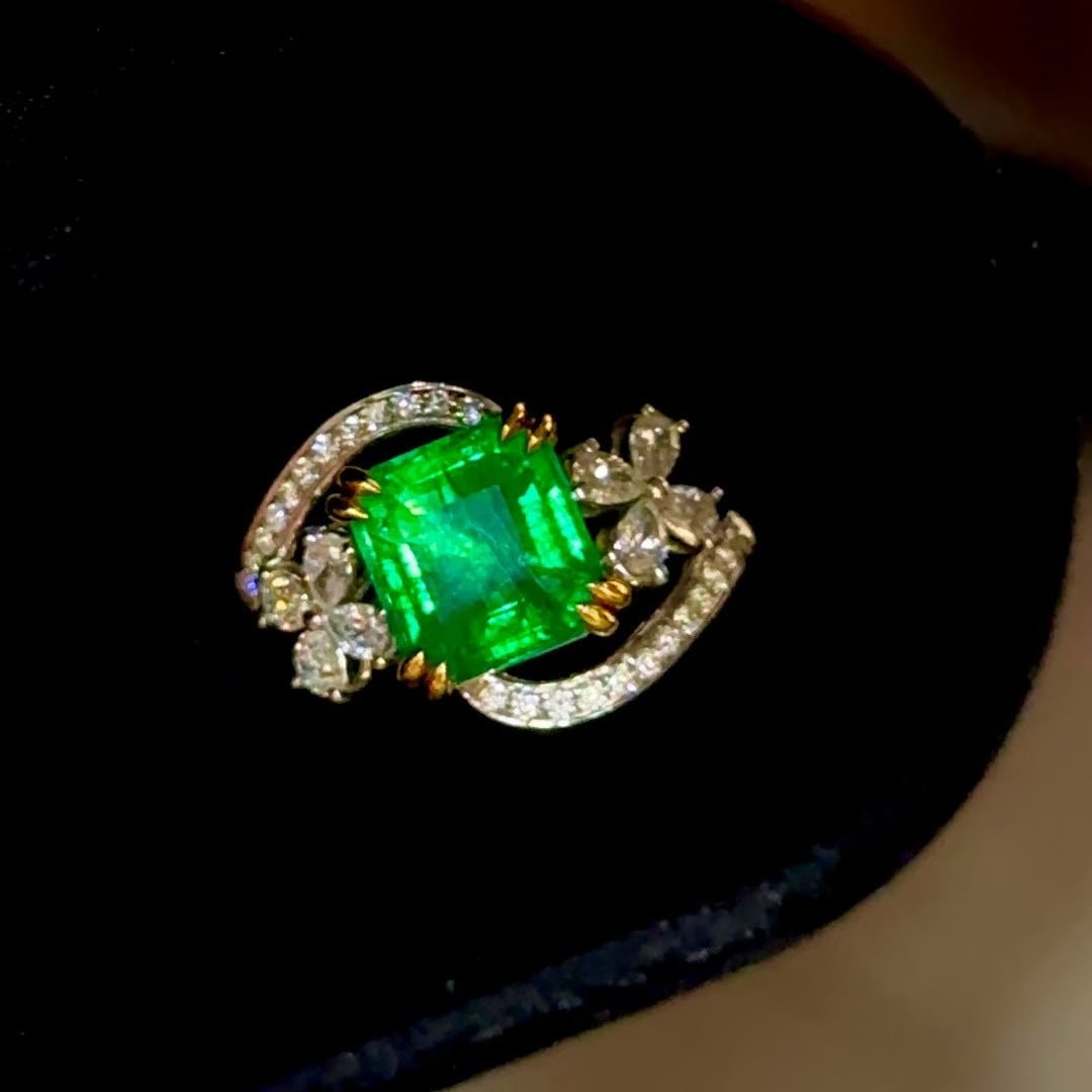 14k Gold 2.35 Ct Vivid Green Natural Emerald & Diamond Ring: Ref:230980355 // gold content:14k gold // ring size:7. 25us // // main gemstone:emerald // shape:octagonal // carat weight:2. 35ct // color:vivid green // treatment:natural // // adjacent gemstone 2