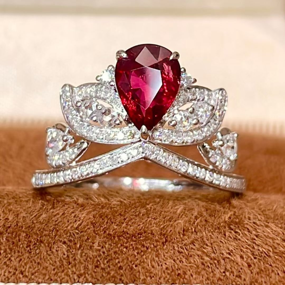 14k Gold 1.42 Ctw Natural Ruby & Diamond Ring: Ref:230980364 // gold content:14k gold // ring size:7. 25us // // main gemstone:ruby // shape:pear // carat weight:1ct // color:pigeonblood red // treatment:natural // // adjacent gemstone 2 :