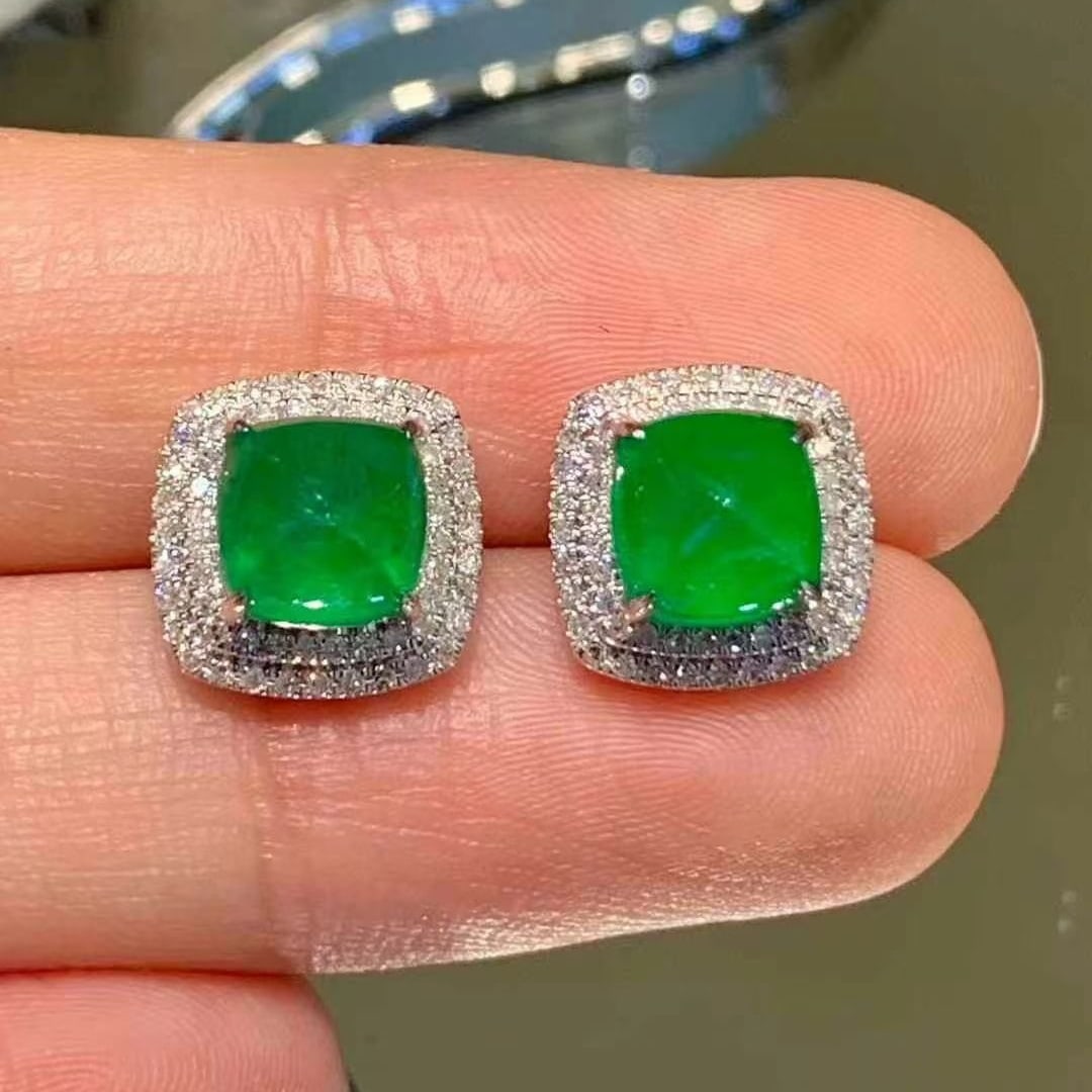 14k Gold 3.2 Ct Vivid Green Natural Emerald & Diamond Earrings: Ref:230980377 // gold content:14k gold // main gemstone:emerald // shape:suger-loaf // carat weight:3. 2ct // color:vivid green // treatment:natural // // adjacent gemstone 2 : diamond // shape:round 
