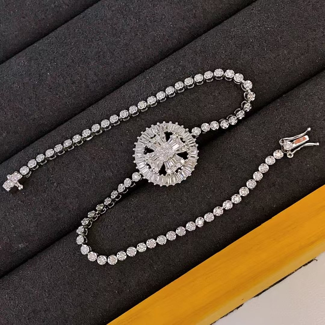 14k Gold 1.5 Ct Natural H Diamond Bracelet: Ref:230980389 // gold content:14k gold // main gemstone:diamond // shape:multiply // carat weight:1. 5ct // clarity grade:vs-si // color:h // treatment:natural // High Estimate: 6600 Low Estimate: