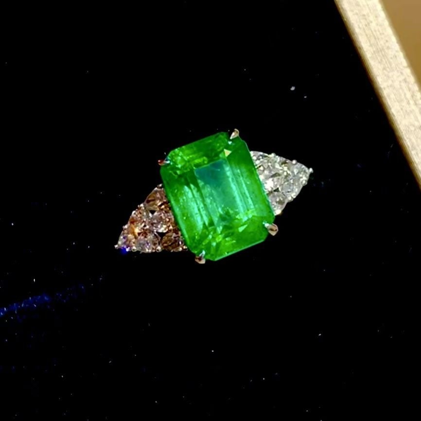 14k Gold 3.2 Ct Vivid Green Natural Emerald & Diamond Ring - 2