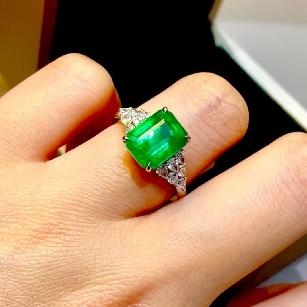 14k Gold 3.2 Ct Vivid Green Natural Emerald & Diamond Ring - 3
