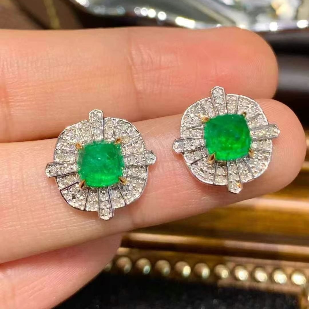 14k Gold 2.01 Ct Vivid Green Natural Emerald & Diamond Earrings: Ref:230980406 // gold content:14k gold // main gemstone:emerald // shape:suger-loaf // carat weight:2. 01ct // color:vivid green // treatment:natural // // adjacent gemstone 2 : diamond //