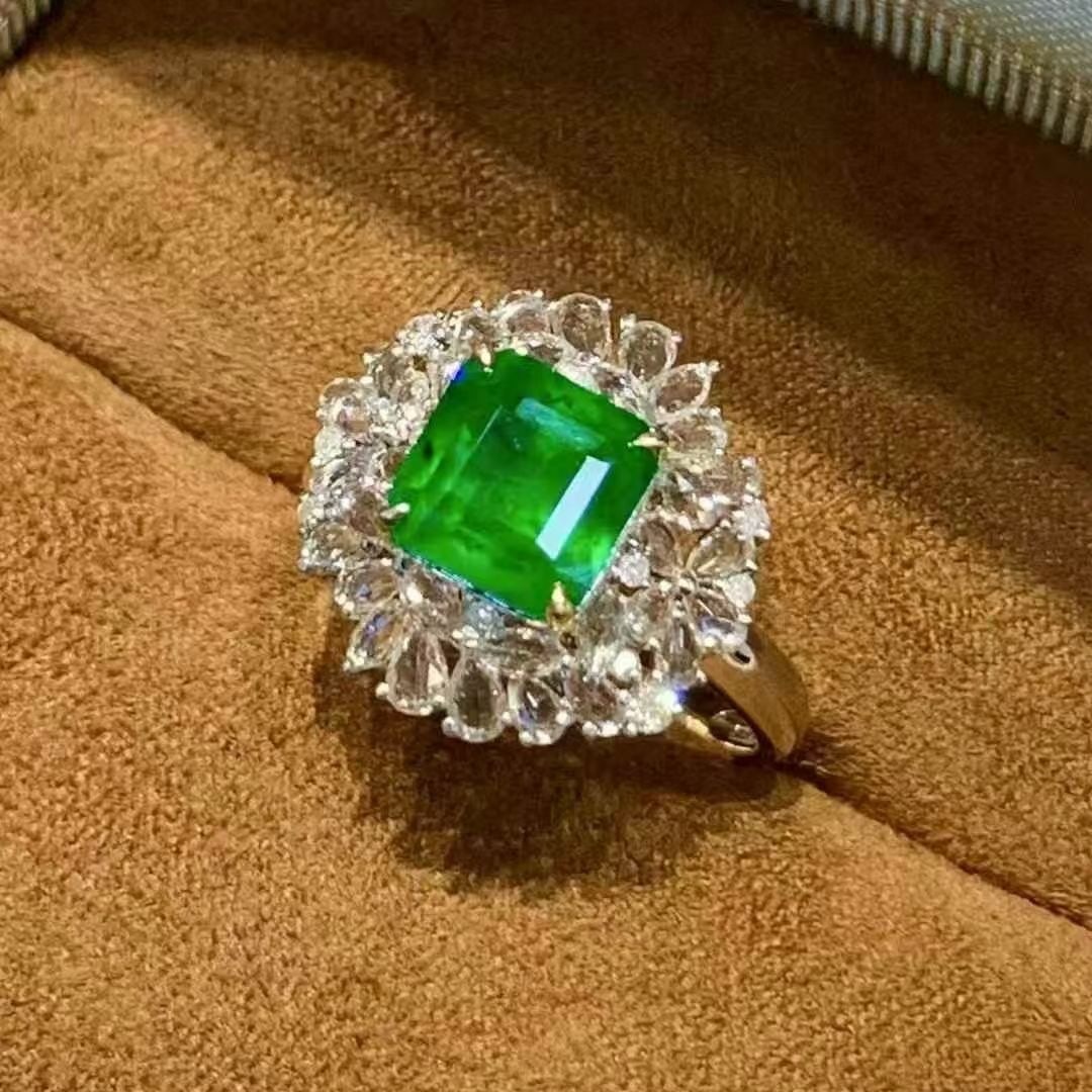 14k Gold 2.1 Ct Vivid Green Natural Emerald & Sapphire & Diamond Ring: Ref:230980407 // gold content:14k gold // ring size:7. 25us // // main gemstone:emerald // shape:octagonal // carat weight:2. 1ct // color:vivid green // treatment:natural // // adjacent gemstone 2 : 