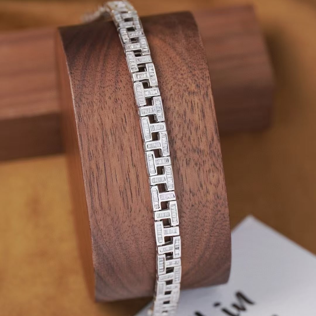 14k Gold 2.5 Ct Natural H Diamond Bracelet: Ref:230980422 // gold content:14k gold // main gemstone:diamond // shape:baguette // carat weight:2. 5ct // clarity grade:vs-si // color:h // treatment:natural // Condition: New Low Estimate: 8400