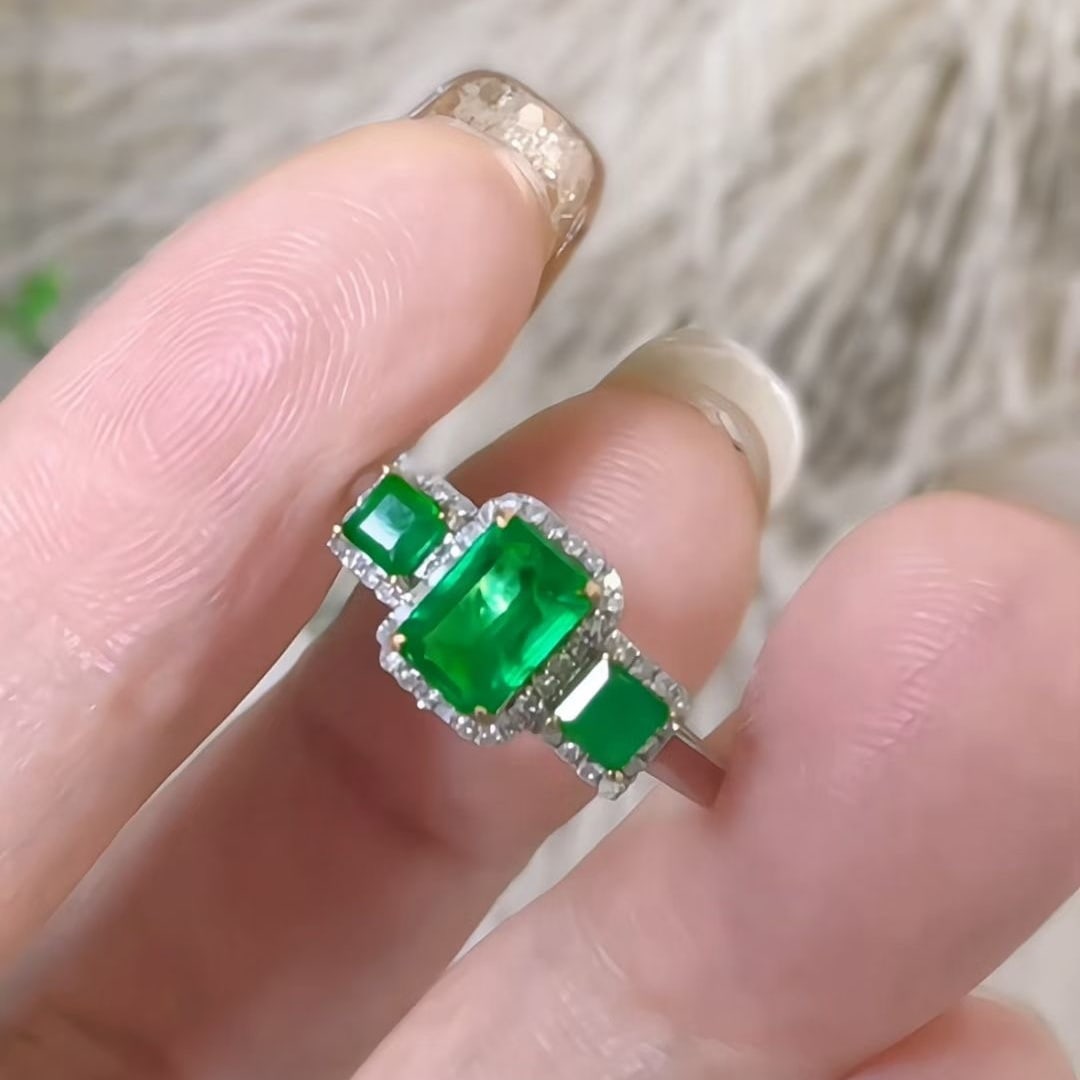 14k Gold 1 Ct Vivid Green Natural Emerald & Diamond Ring: Ref:230980431 // gold content:14k gold // ring size:7. 25us // // main gemstone:emerald // shape:octagonal // carat weight:1ct // color:vivid green // treatment:natural // // adjacent gemstone 2 :