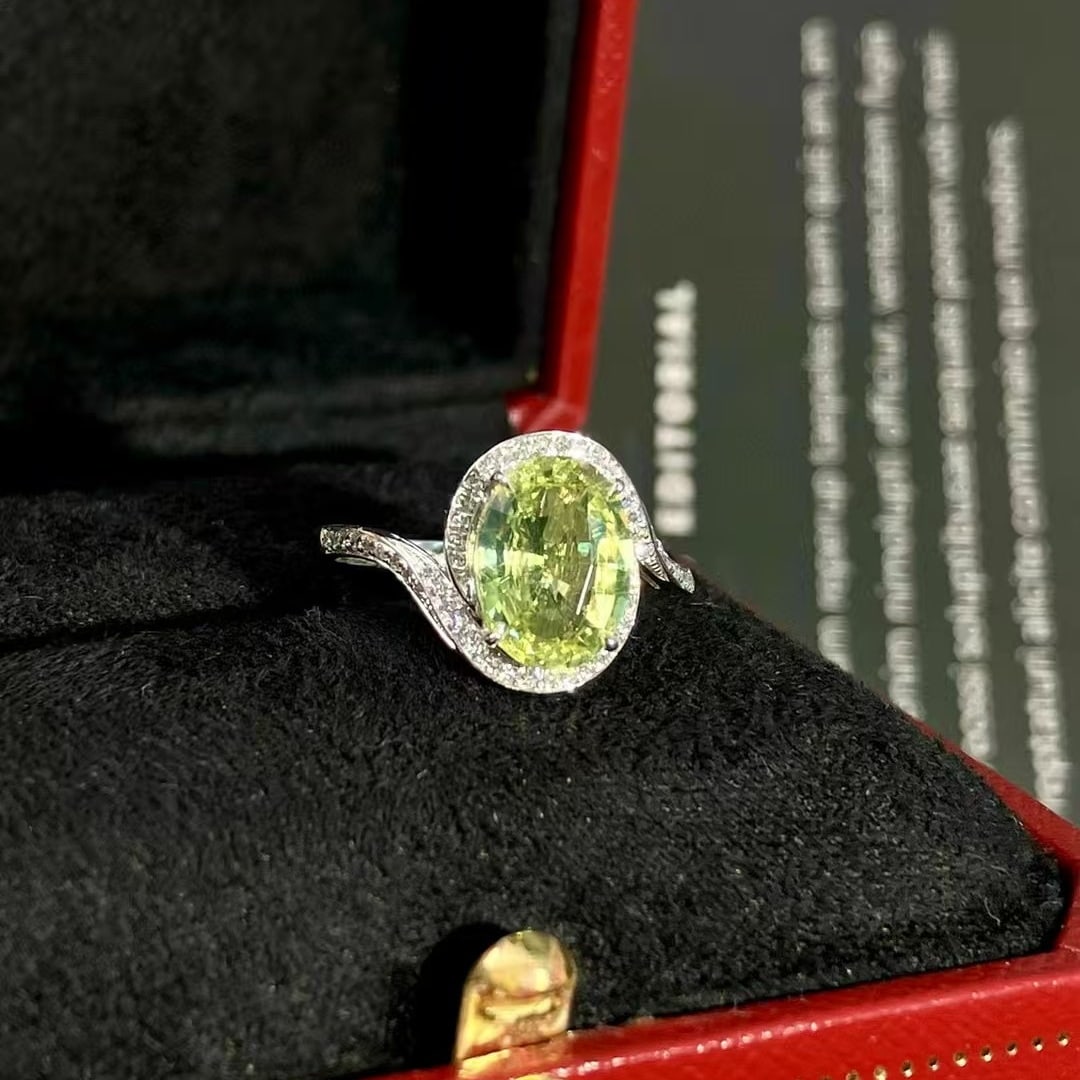 14k Gold 2.73 Ctw Natural Chrysoberyl & Diamond Ring: Ref:230980436 // gold content:14k gold // ring size:7. 25us // // main gemstone:chrysoberyl // shape:oval // carat weight:2. 57ct // color:greenish yellow // treatment:natural // // adjacent gemstone