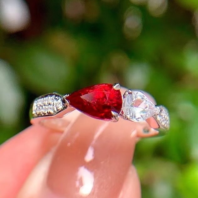 14k Gold 1.15 Ctw Natural Ruby & Diamond Ring: Ref:230980438 // gold content:14k gold // ring size:7. 25us // // main gemstone:ruby // shape:pear // carat weight:1. 05ct // color:pigeonblood red // treatment:natural // // adjacent gemstone 2 : dia