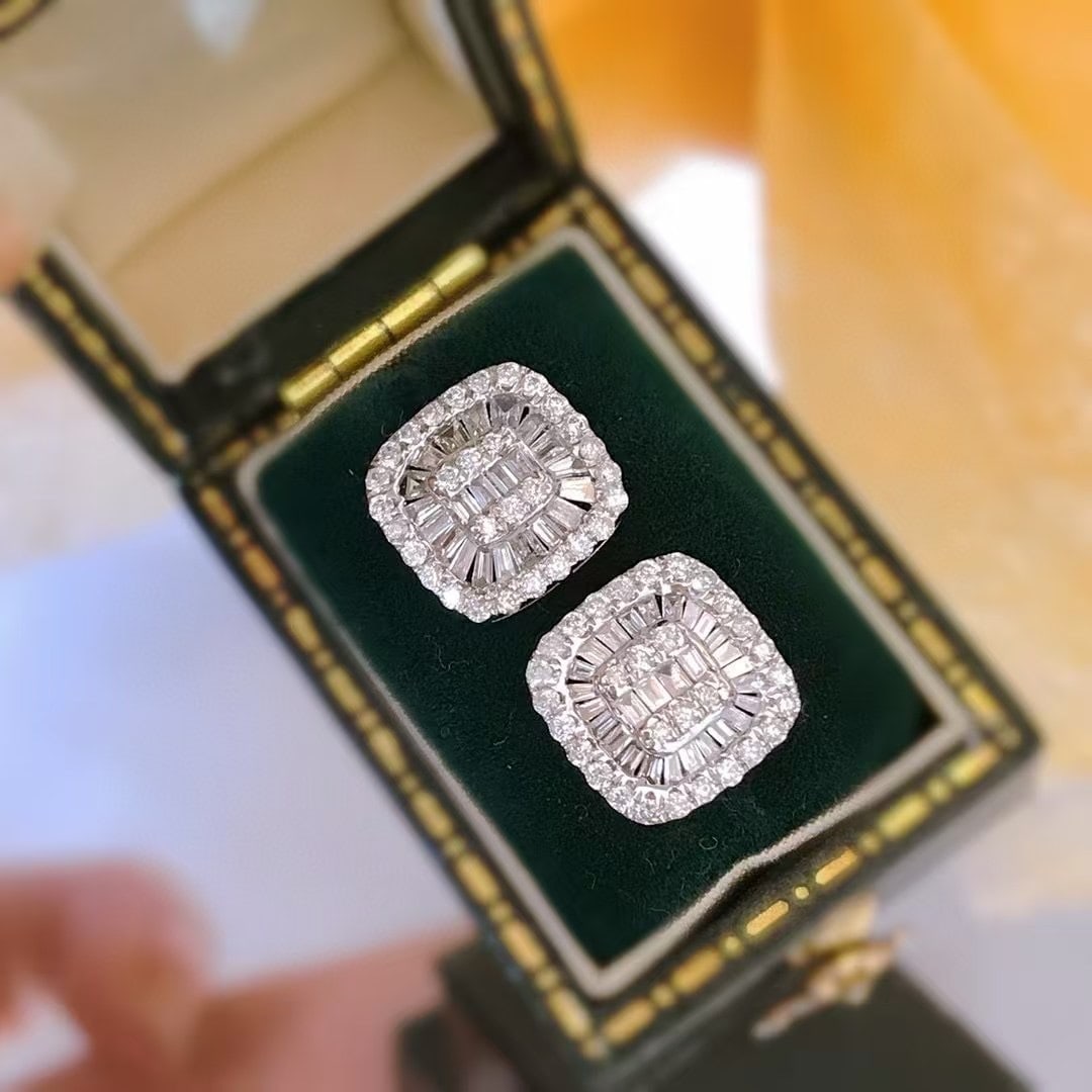 14k Gold 0.7 Ct Natural H Diamond Earrings: Ref:230980441 // gold content:14k gold // main gemstone:diamond // shape:multiply // carat weight:0. 7ct // clarity grade:vs-si // color:h // treatment:natural // High Estimate: 3000 Condition: New