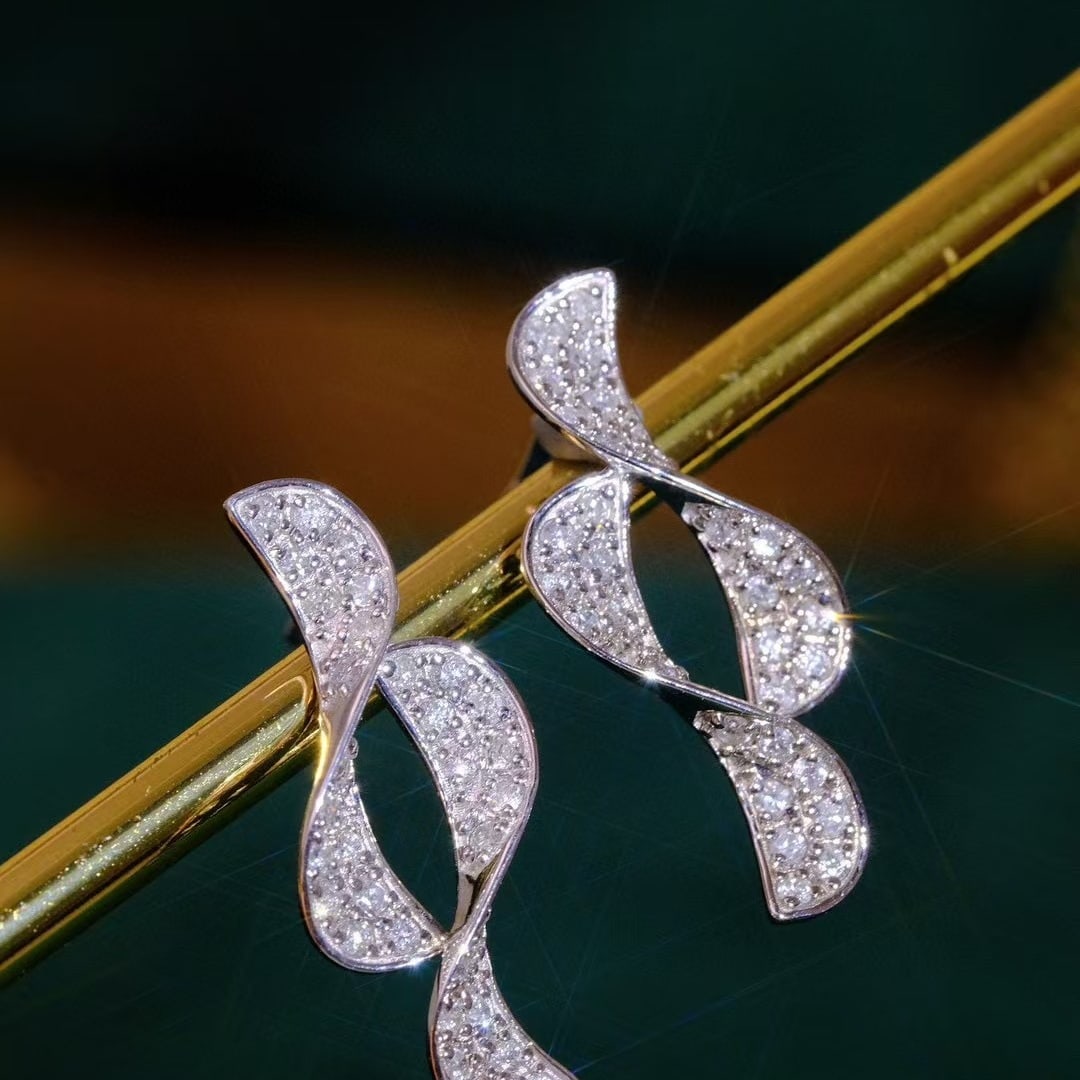 14k Gold 0.66 Ct Natural H Diamond Earrings: Ref:230980446 // gold content:14k gold // main gemstone:diamond // shape:round // carat weight:0. 66ct // clarity grade:vs-si // color:h // treatment:natural // cut grade:g // High Estimate: 3000