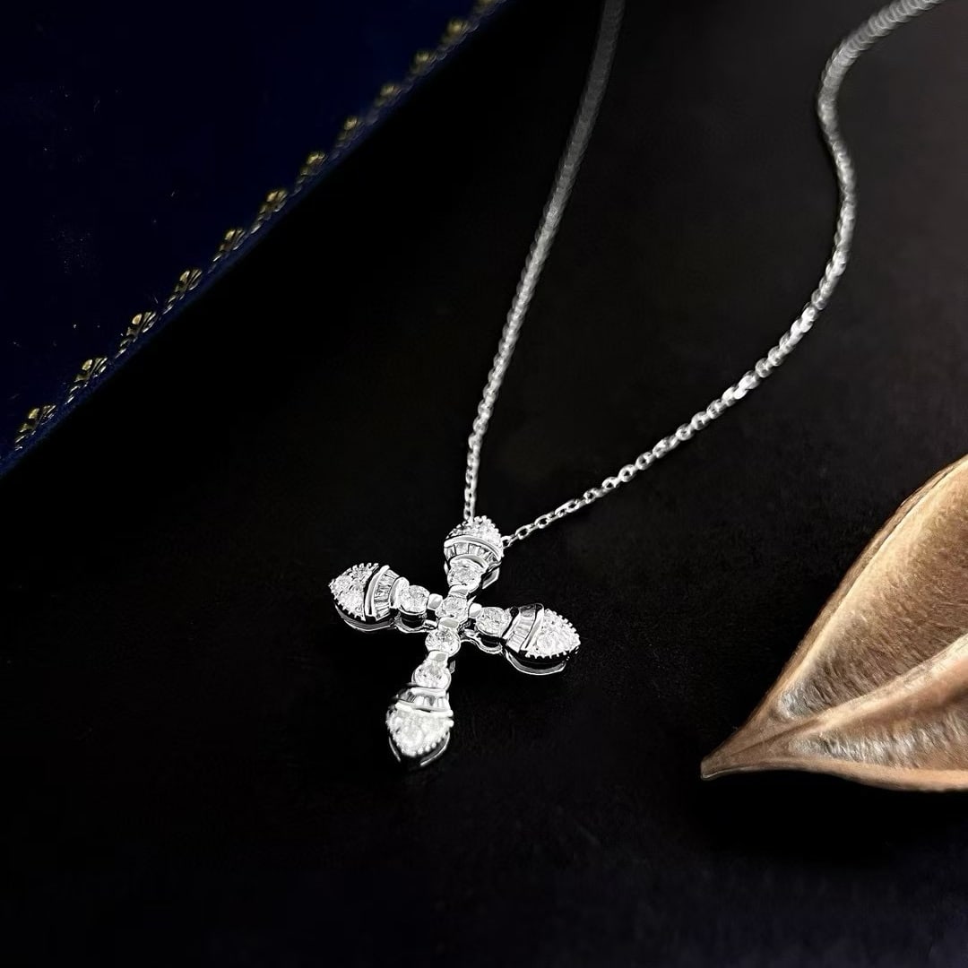 14k Gold 0.68 Ct Natural H Diamond Pendant( Without Chain ): Ref:230980448 // gold content:14k gold // main gemstone:diamond // shape:multiply // carat weight:0. 68ct // clarity grade:vs-si // color:h // treatment:natural // Low Estimate: 2600 High Estimate:
