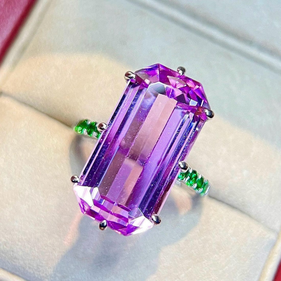 14k Gold 17.11 Ctw Natural Kunzite & Tsavorite Ring: Ref:231147017 // gold content:14k gold // ring size:7. 25us // // main gemstone:kunzite // shape:octagonal // carat weight:16. 71ct // color:purple // treatment:natural // // adjacent gemstone 2 : tsa