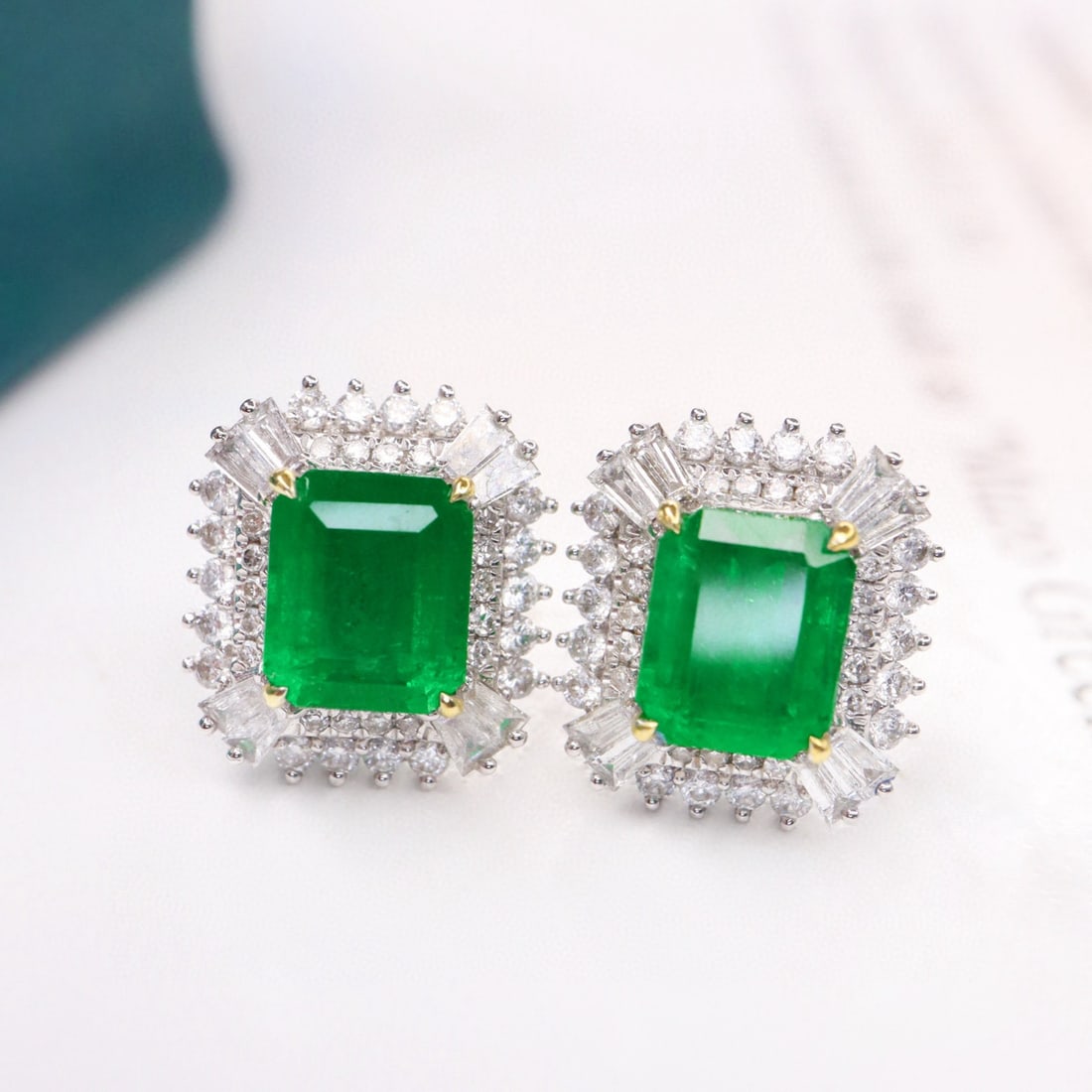 14k Gold 2.92 Ctw Vivid Green Natural Emerald & Diamond Earrings: Ref:231147032 // gold content:14k gold // main gemstone:emerald // shape:octagonal // carat weight:2. 29ct // color:vivid green // treatment:natural // // adjacent gemstone 2 : diamond // shape:multip