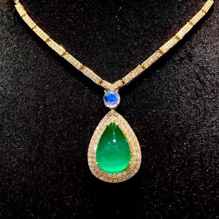 14k Gold 5.02 Ct Natural Emerald & Diamond Necklace: Ref:231147037 // gold content:14k gold // main gemstone:emerald // shape:pear // carat weight:5. 02ct // color:green // treatment:natural // // adjacent gemstone 2 : diamond // shape:round // clarity 
