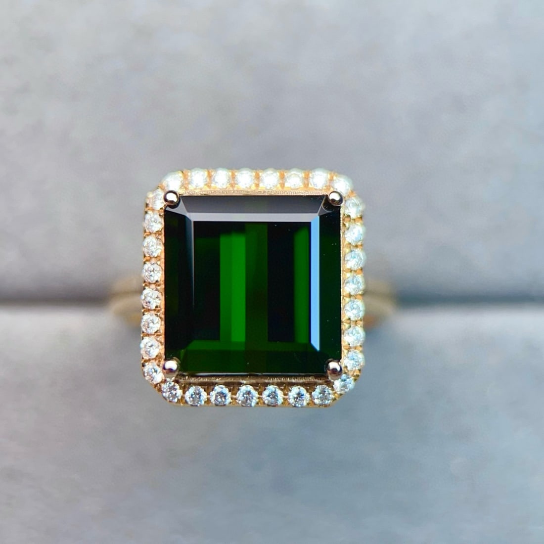 14k Gold 7.21 Ctw Natural Tourmaline & Diamond Ring: Ref:231147113 // gold content:14k gold // ring size:7. 25us // // main gemstone:tourmaline // shape:octagonal // carat weight:6. 9ct // color:green // treatment:natural // // adjacent gemstone 2 : dia