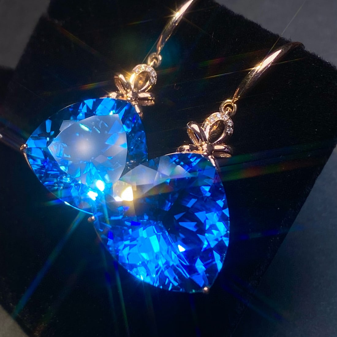 14k Gold 34.9 Ct Natural Topaz & Diamond Earrings: Ref:231147149 // gold content:14k gold // main gemstone:topaz // shape:triangle // carat weight:34. 9ct // color:blue // treatment:natural // // adjacent gemstone 2 : diamond // number of stones:10 //