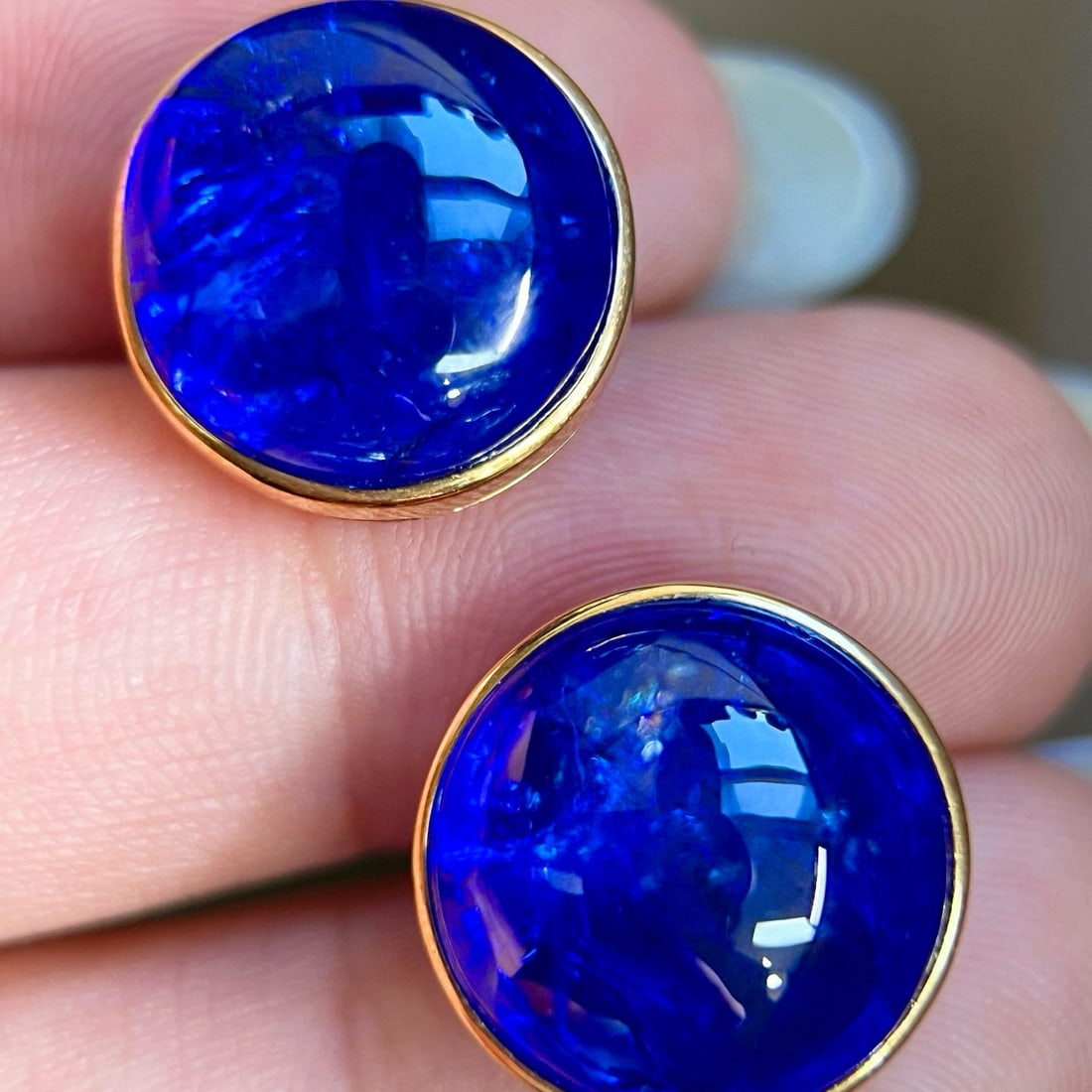 14k Gold 23 Ct Natural Tanzanite Earrings: Ref:231147206 // gold content:14k gold // main gemstone:tanzanite // shape:round // carat weight:23ct // color:blue // treatment:natural // cut grade:g // Condition: New Low Estimate: 5300.00 High