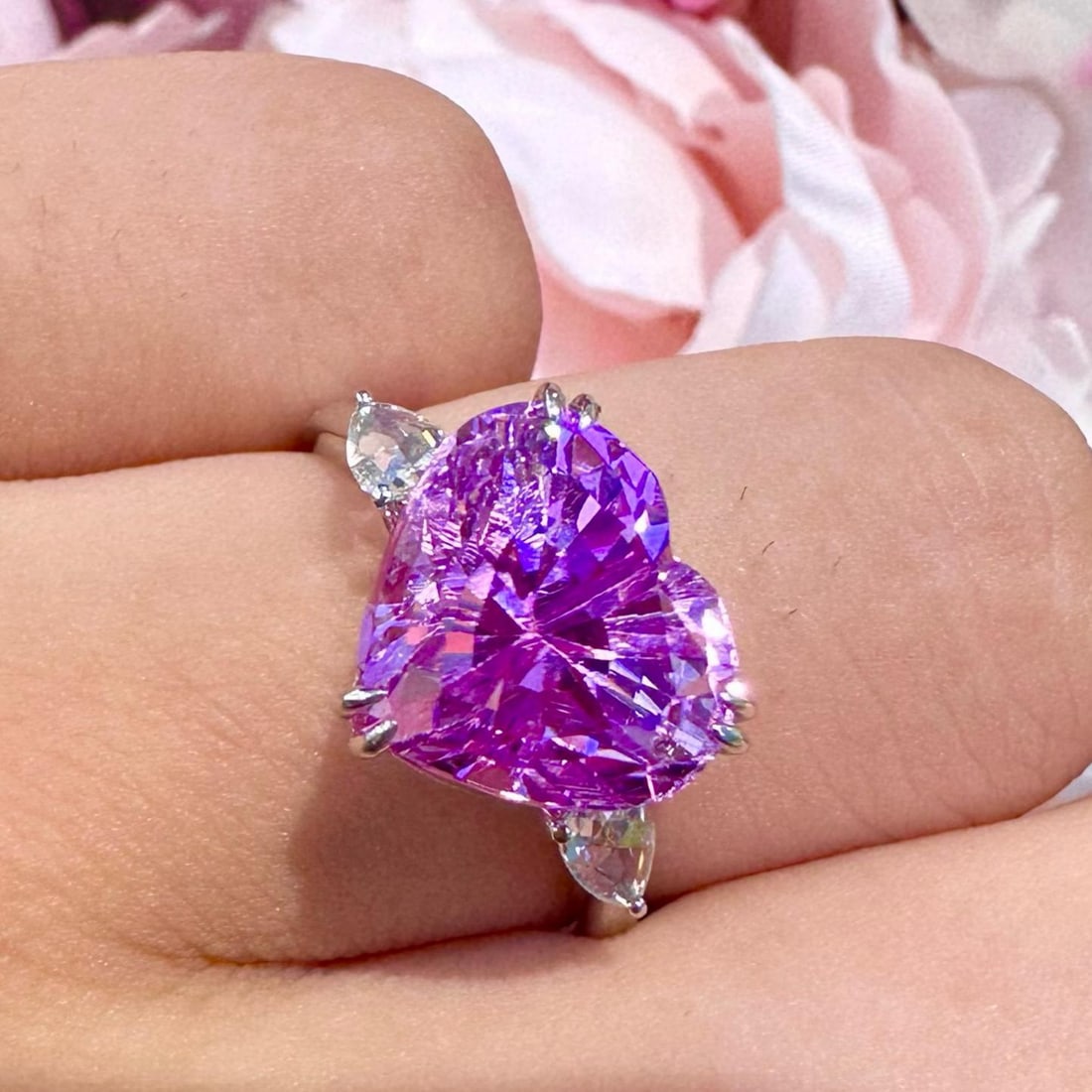 14k Gold 6.08 Ct Natural Kunzite & Diamond Ring: Ref:231147244 // gold content:14k gold // ring size:7. 25us // // main gemstone:kunzite // shape:heart // carat weight:6. 08ct // color:purple // treatment:natural // // adjacent gemstone 2 : diamond