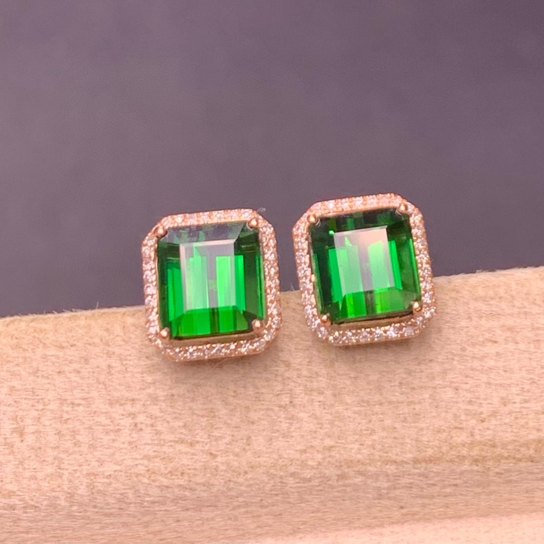 14k Gold 4.6 Ct Natural Tourmaline & Diamond Earrings: Ref:231147250 // gold content:14k gold // main gemstone:tourmaline // shape:octagonal // carat weight:4. 6ct // color:green // treatment:natural // // adjacent gemstone 2 : diamond // shape:round //