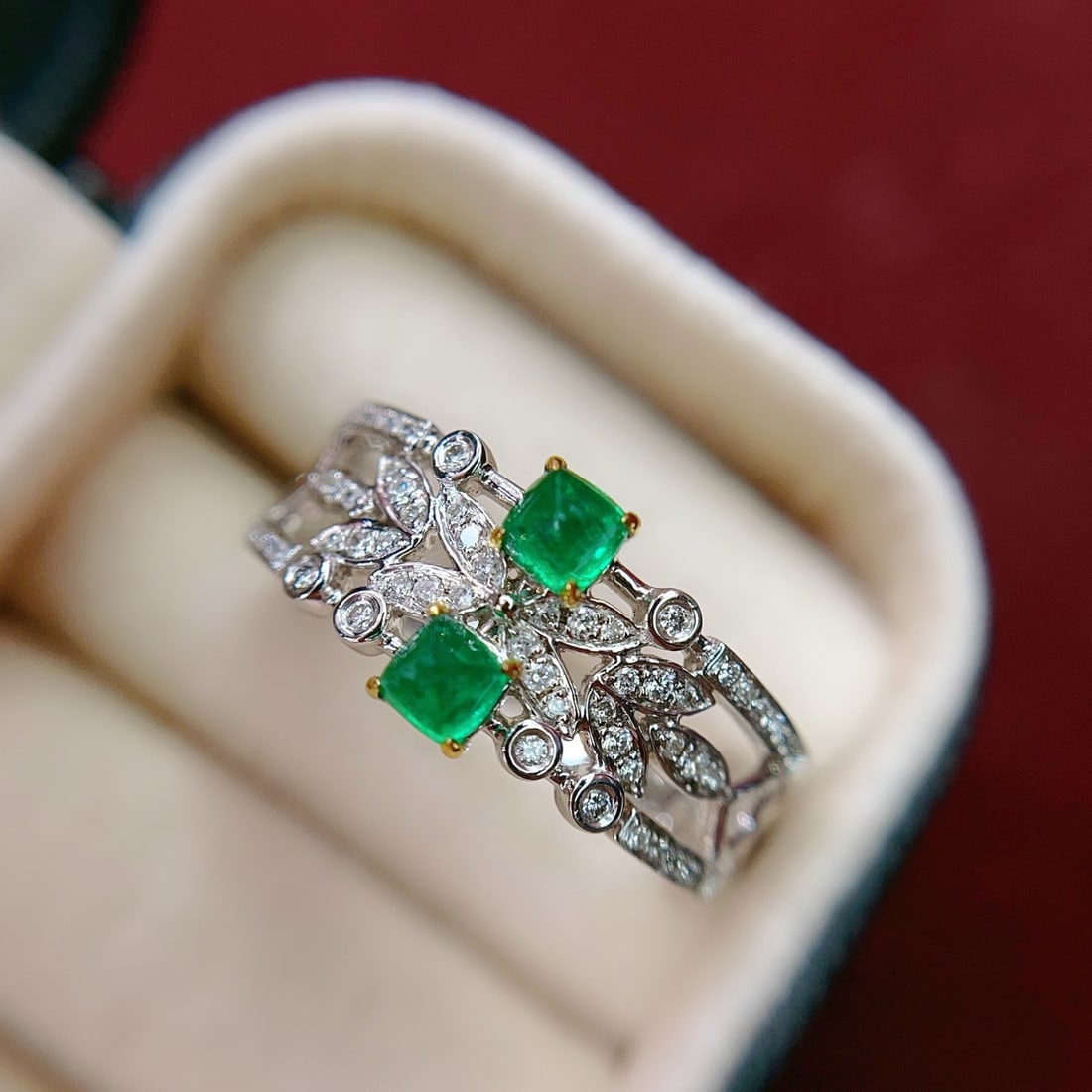 14k Gold 0.65 Ct Natural Emerald & Diamond Ring: Ref:231148070 // gold content:14k gold // ring size:7. 25us // // main gemstone:emerald // shape:sugar-loaf // carat weight:0. 65ct // color:green // treatment:natural // // adjacent gemstone 2 :