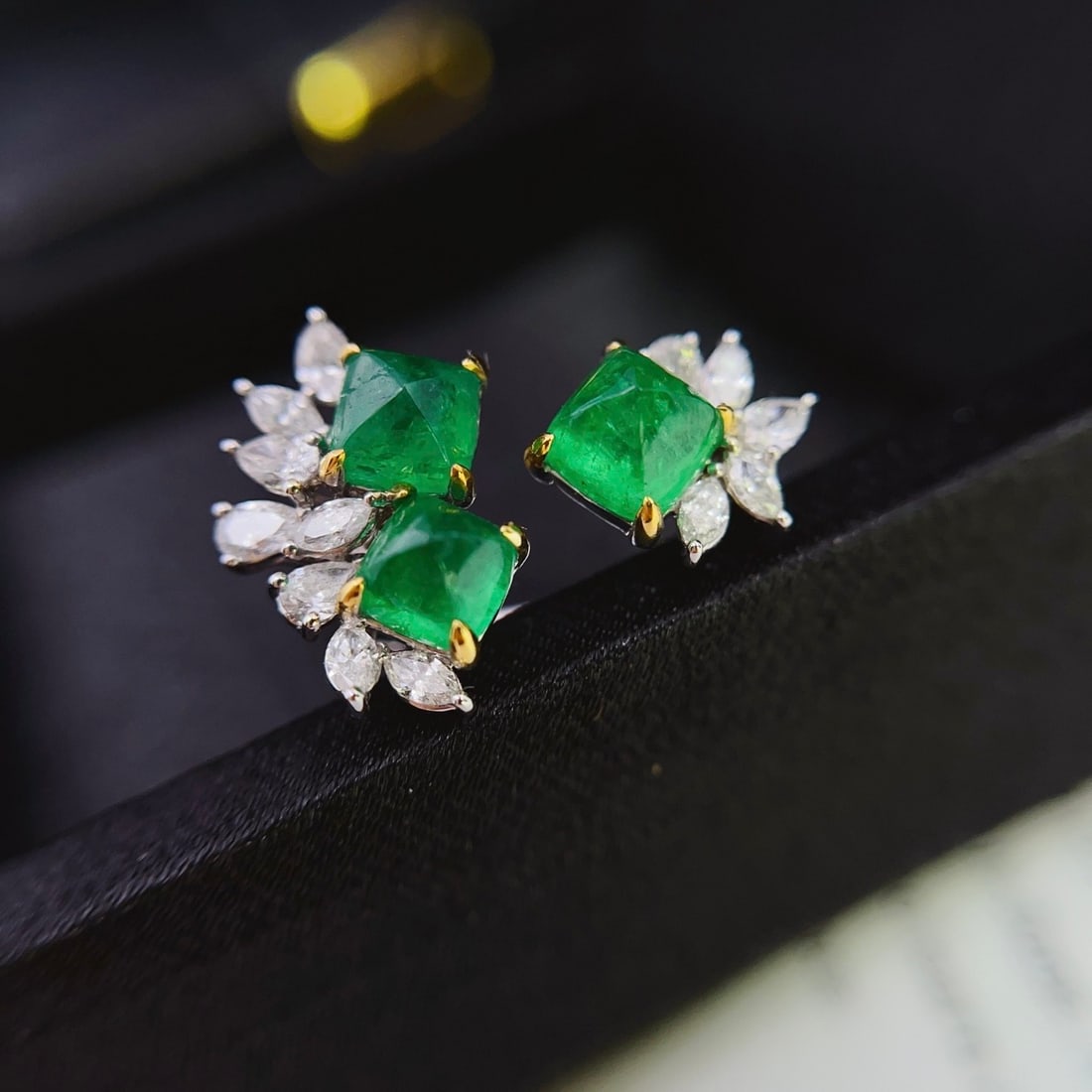 14k Gold 2.85 Ct Vivid Green Natural Emerald & Diamond Ring: Ref:231148092 // gold content:14k gold // ring size:7. 25us // // main gemstone:emerald // shape:sugar-loaf // carat weight:2. 85ct // color:vivid green // treatment:natural // // adjacent gemstone 2 