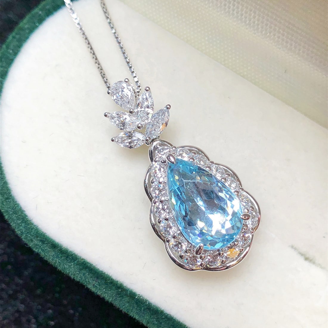 14k Gold 4.05 Ctw Natural Aquamarine & Lab Grown Diamond Pendant( Without Chain ): Ref:231148096 // gold content:14k gold // main gemstone:aquamarine // shape:pear // carat weight:3. 01ct // color:blue // treatment:natural // // adjacent gemstone 2 : lab grown diamond //