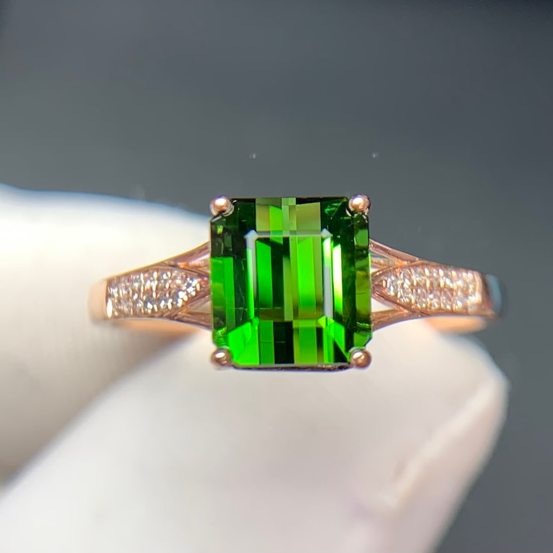 14k Gold 1.5 Ct Natural Tourmaline & Diamond Ring: Ref:231148134 // gold content:14k gold // ring size:7. 25us // // main gemstone:tourmaline // shape:octagonal // carat weight:1. 5ct // color:green // treatment:natural // // adjacent gemstone 2 :