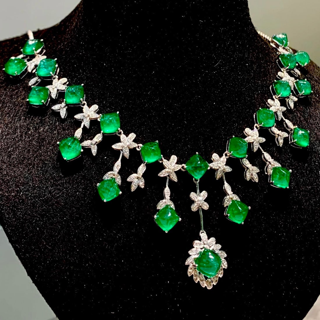 14k Gold 17.02 Ct Natural Emerald & Diamond Necklace: Ref:231148163 // gold content:14k gold // main gemstone:emerald // shape:sugar-loaf // carat weight:17. 02ct // color:green // treatment:natural // // adjacent gemstone 2 : diamond // shape:round // c