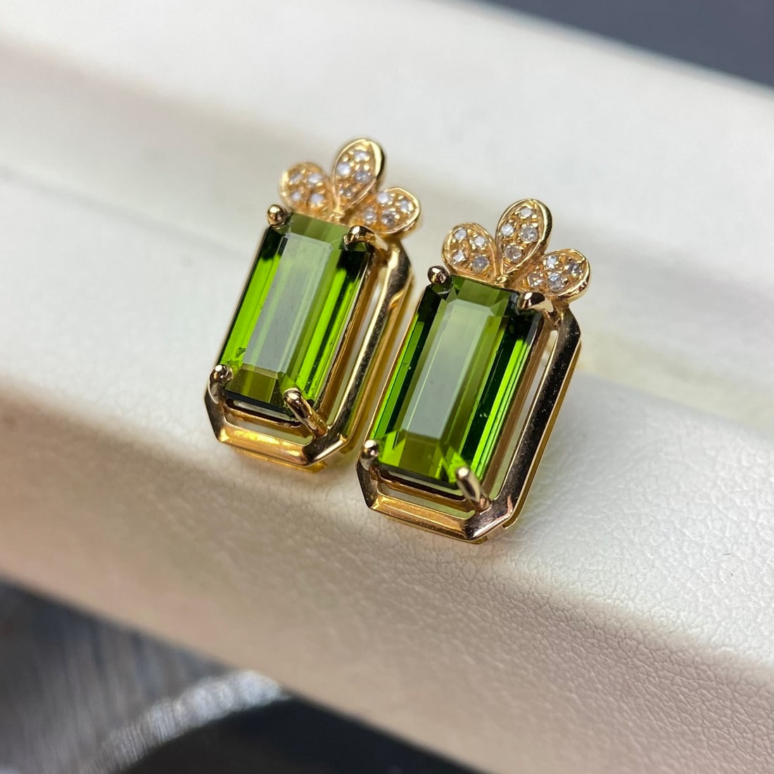14k Gold 3.20 Ct Natural Tourmaline & Diamond Earrings: Ref:231148180 // gold content:14k gold // main gemstone:tourmaline // shape:octagonal // carat weight:3. 20ct // color:green // treatment:natural // // adjacent gemstone 2 : diamond // number of