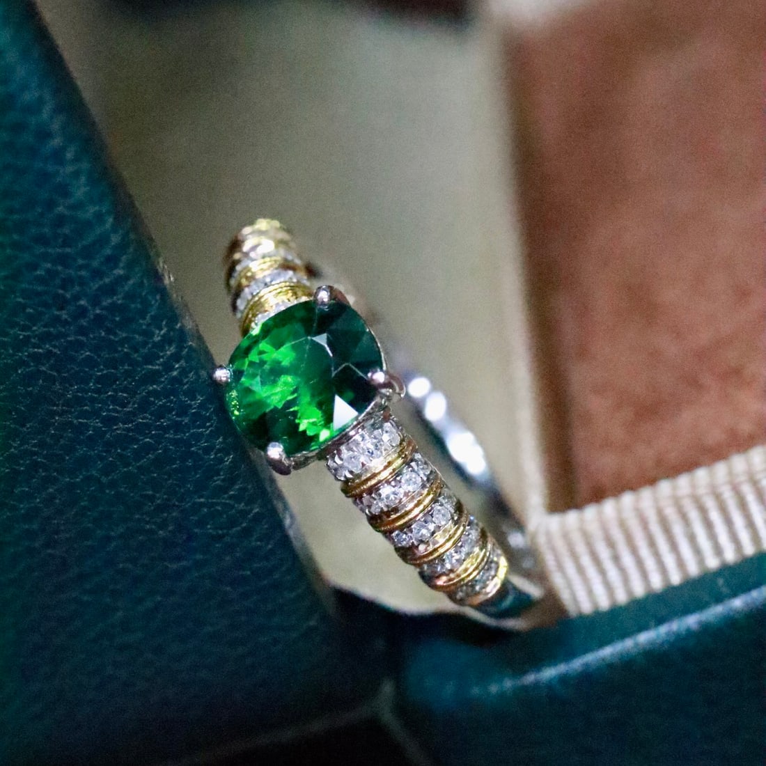 14k Gold 0.85 Ctw Natural Tsavorite & Diamond Ring - 3