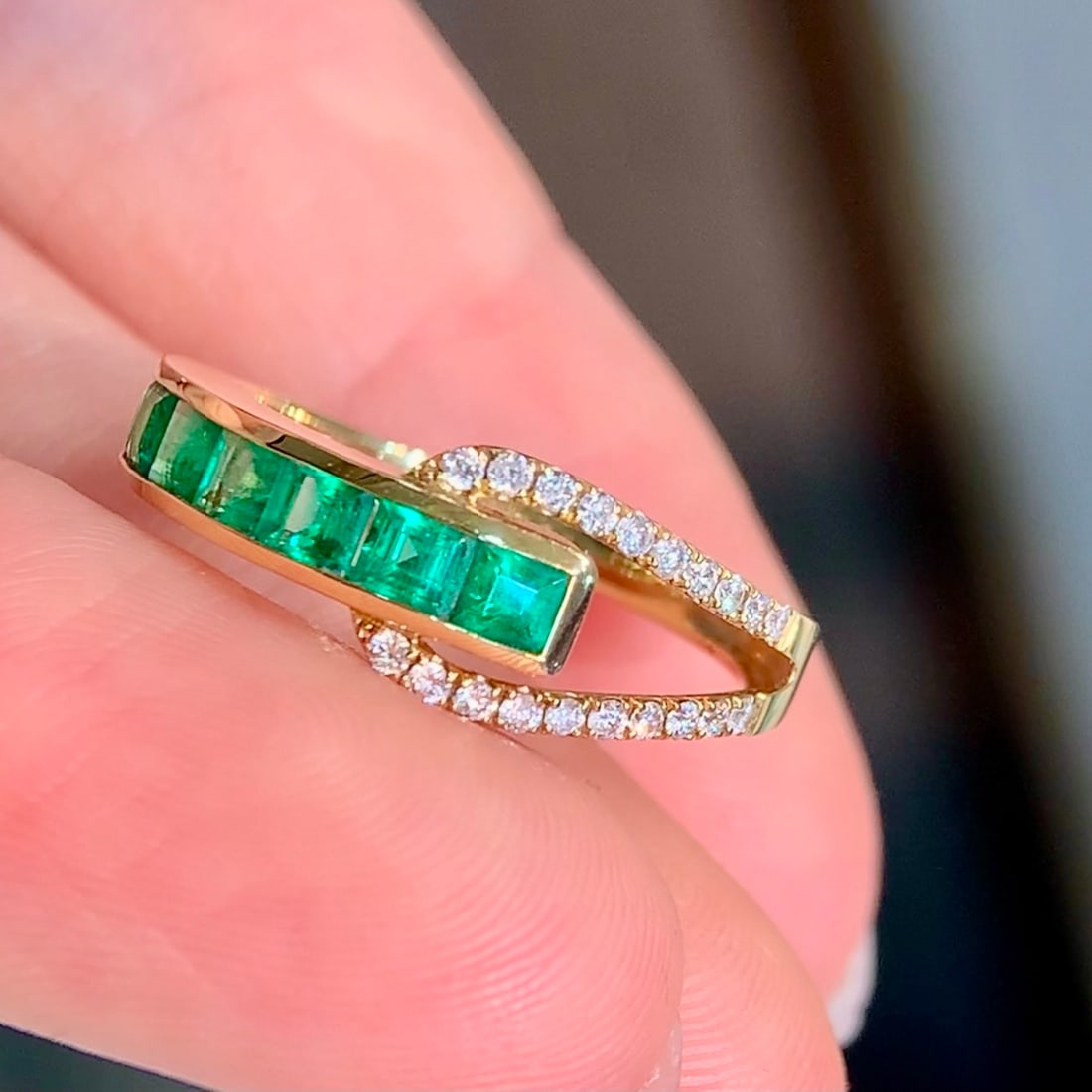 14k Gold 0.97 Ctw Natural Emerald & Diamond Ring: Ref:231148204 // gold content:14k gold // ring size:7. 25us // // main gemstone:emerald // shape:square // carat weight:0. 83ct // color:green // treatment:natural // // adjacent gemstone 2 : diamond