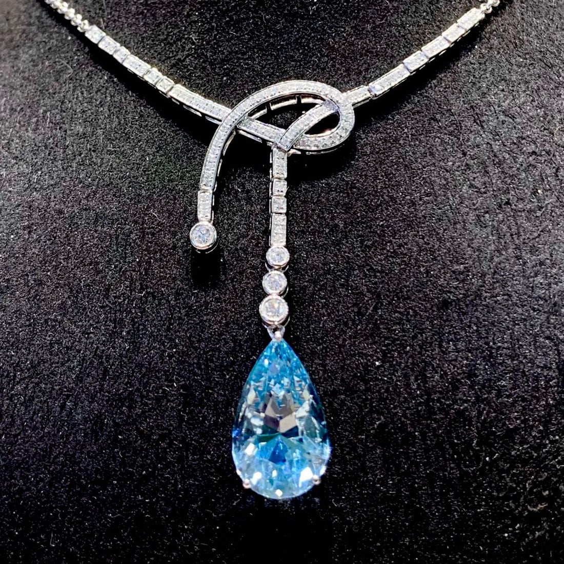 14k Gold 6.12 Ct Natural Aquamarine & Diamond Necklace: Ref:231148211 // gold content:14k gold // main gemstone:aquamarine // shape:pear // carat weight:6. 12ct // color:blue // treatment:natural // // adjacent gemstone 2 : diamond // shape:round //