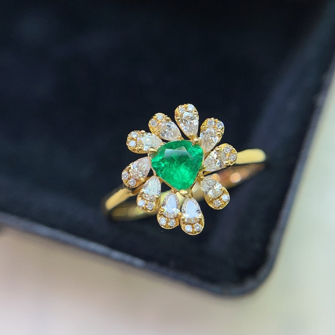 14k Gold 0.55 Ct Natural Emerald & Diamond Ring: Ref:231148239 // gold content:14k gold // ring size:7. 25us // // main gemstone:emerald // shape:pear // carat weight:0. 55ct // color:green // treatment:natural // // adjacent gemstone 2 : diamond