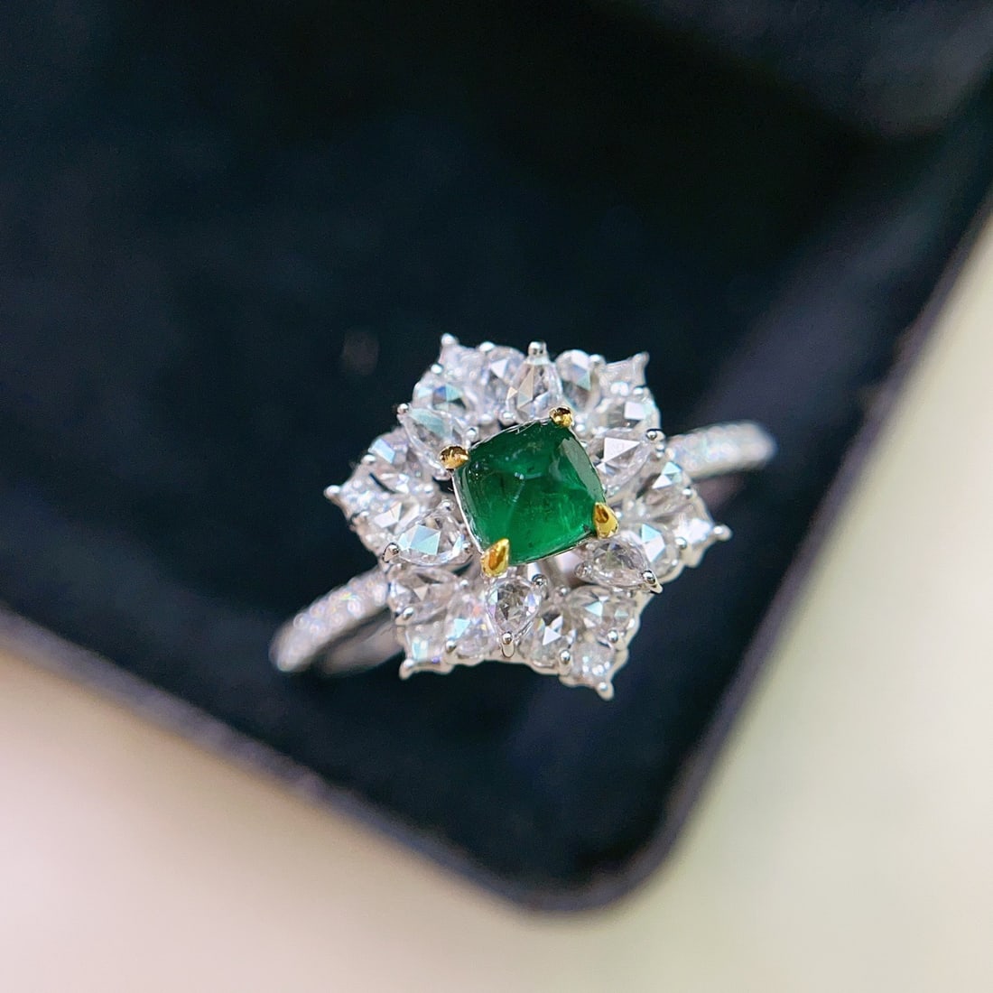 14k Gold 0.55 Ct Natural Emerald & Diamond Ring: Ref:231148261 // gold content:14k gold // ring size:7. 25us // // main gemstone:emerald // shape:sugar-loaf // carat weight:0. 55ct // color:green // treatment:natural // // adjacent gemstone 2 :