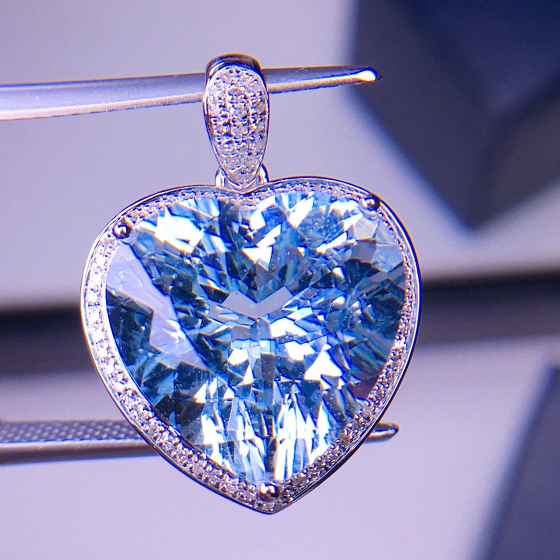 14k Gold 7.87 Ct Natural Aquamarine & Diamond Pendant( Without Chain ): Ref:231148279 // gold content:14k gold // main gemstone:aquamarine // shape:heart // carat weight:7. 87ct // color:blue // treatment:natural // // adjacent gemstone 2 : diamond // shape:round //