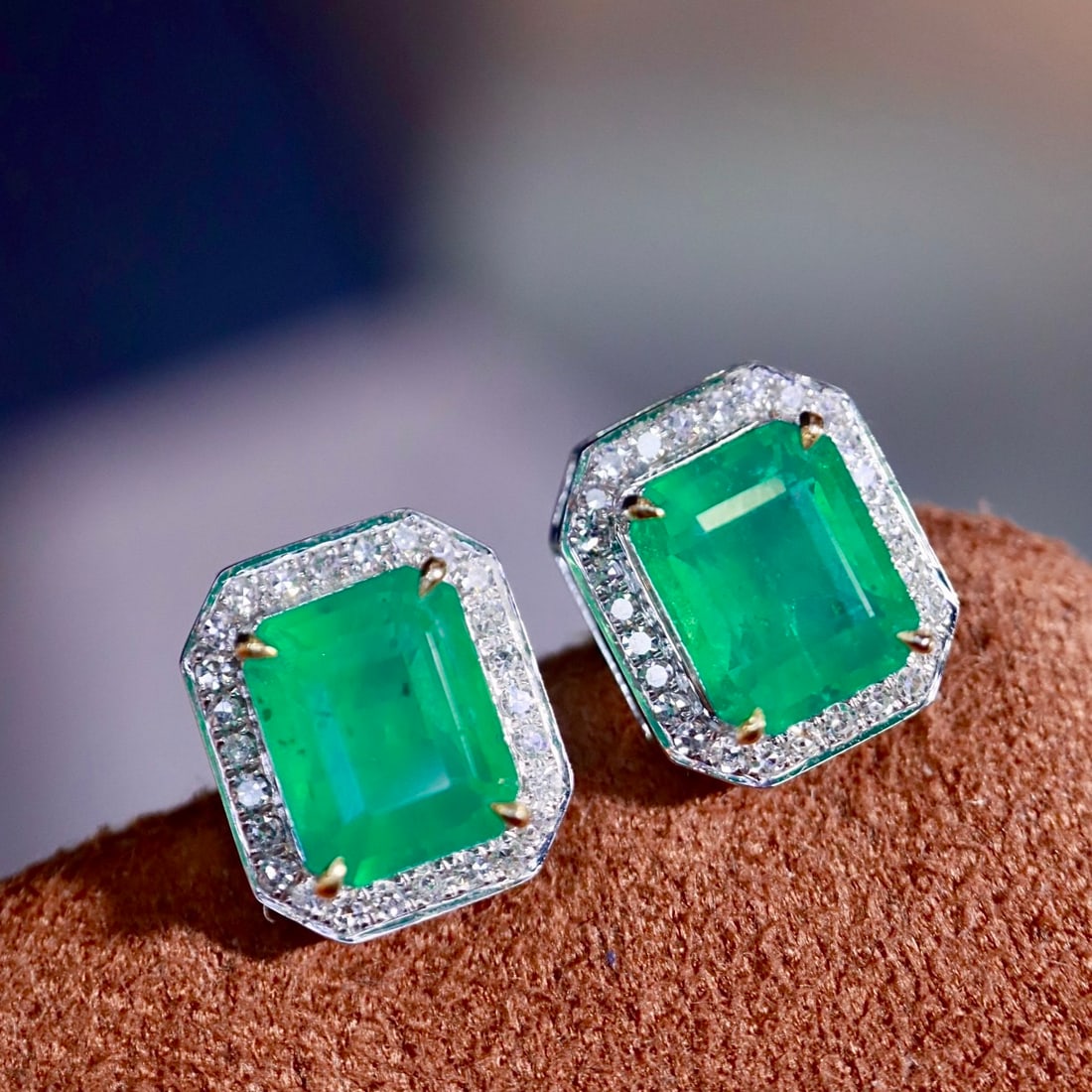 14k Gold 2.24 Ctw Natural Emerald & Diamond Earrings: Ref:231148315 // gold content:14k gold // main gemstone:emerald // shape:octagonal // carat weight:2. 06ct // color:green // treatment:natural // // adjacent gemstone 2 : diamond // shape:round //