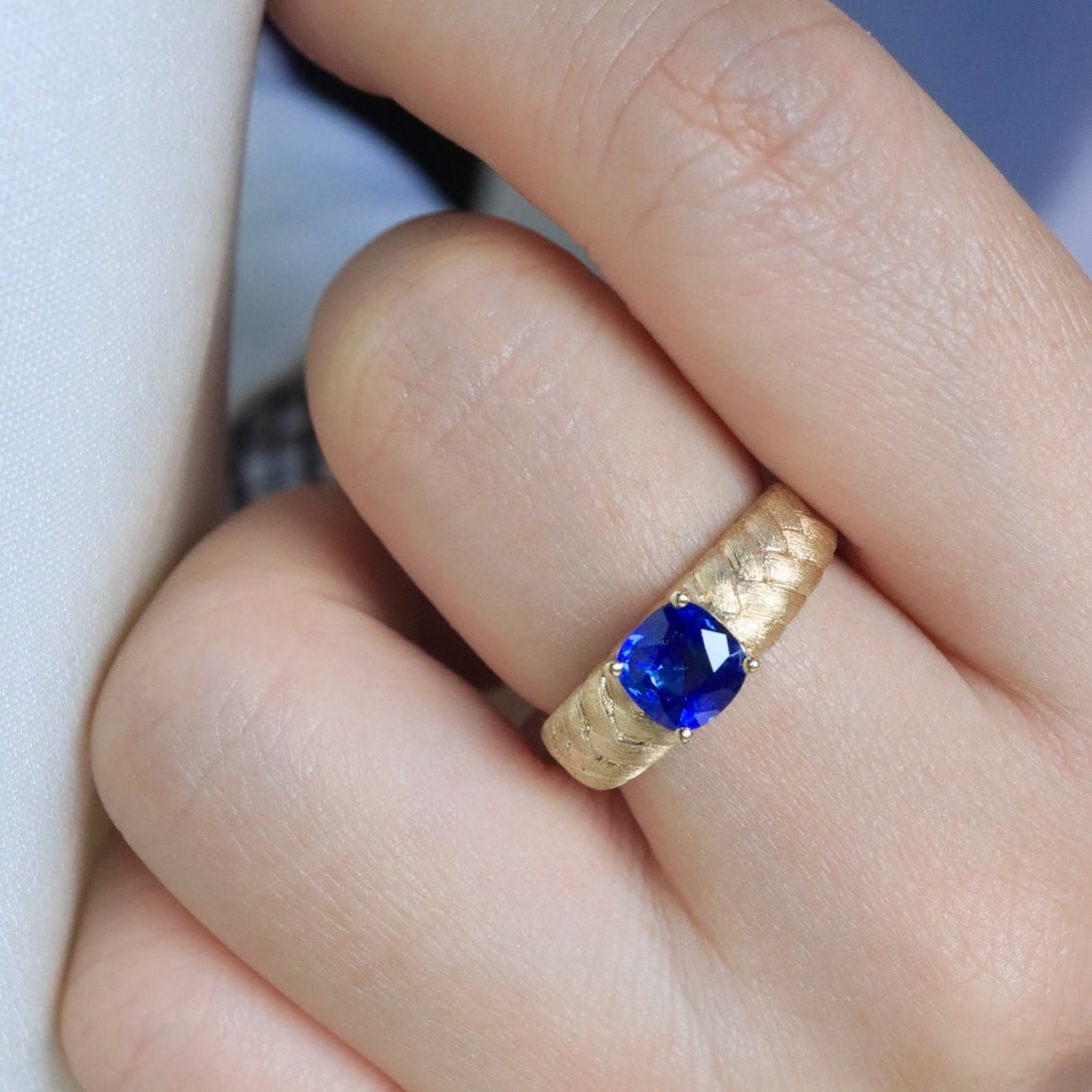 14k Gold 1.23 Ct Vivid Blue Natural Sapphire Ring - 5