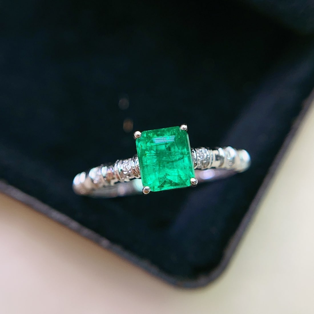 14k Gold 0.80 Ct Natural Emerald & Diamond Ring: Ref:231148376 // gold content:14k gold // ring size:7. 25us // // main gemstone:emerald // shape:octagonal // carat weight:0. 80ct // color:green // treatment:natural // // adjacent gemstone 2 :