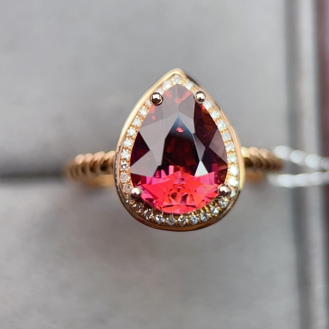 14k Gold 2.90 Ctw Natural Tourmaline & Diamond Ring: Ref:231148384 // gold content:14k gold // ring size:7. 25us // // main gemstone:tourmaline // shape:pear // carat weight:2. 8ct // color:red // treatment:natural // // adjacent gemstone 2 : diamond