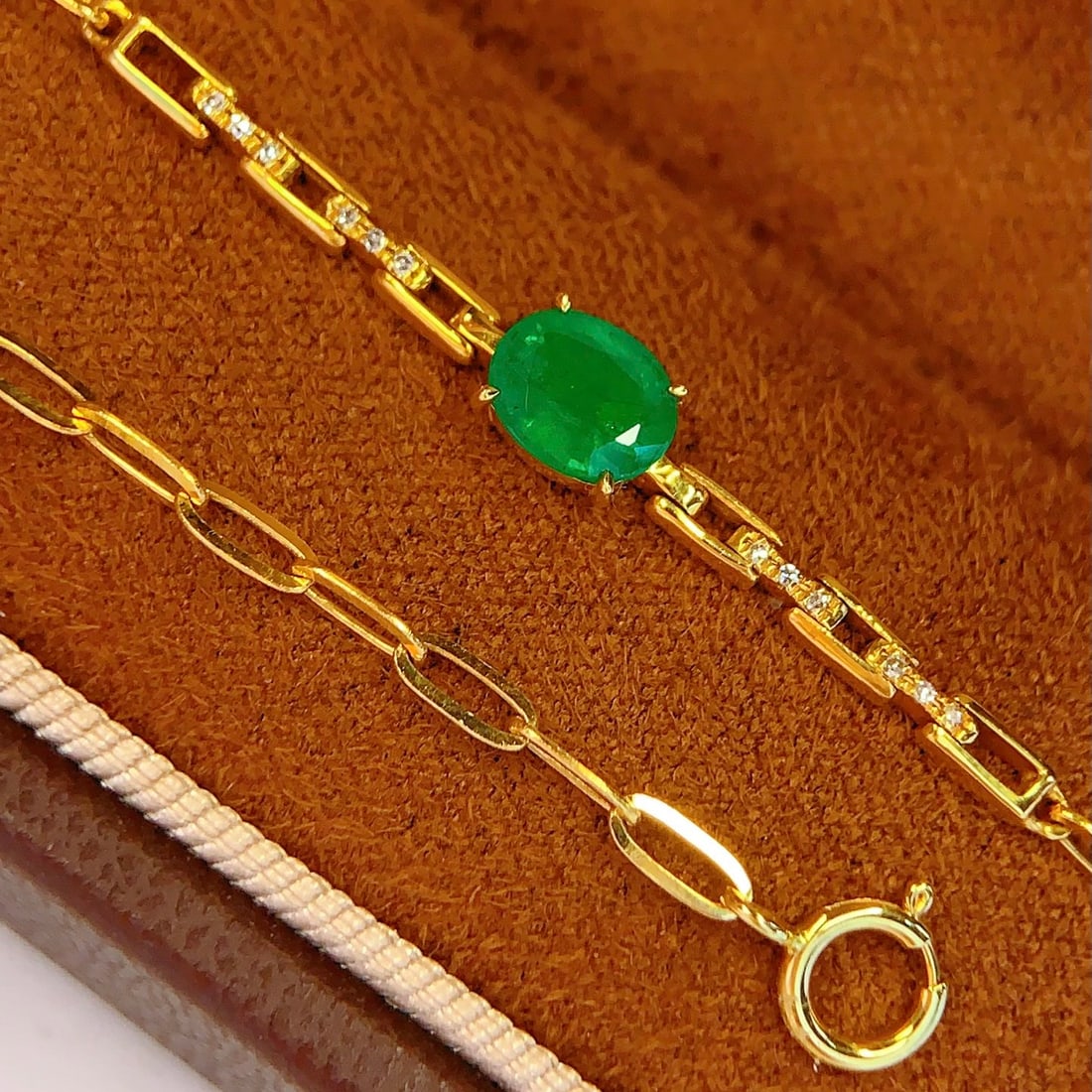 14k Gold 0.8 Ct Natural Emerald & Diamond Bracelet: Ref:231148397 // gold content:14k gold // main gemstone:emerald // shape:oval // carat weight:0. 8ct // color:green // treatment:natural // // adjacent gemstone 2 : diamond // number of stones:12 // s
