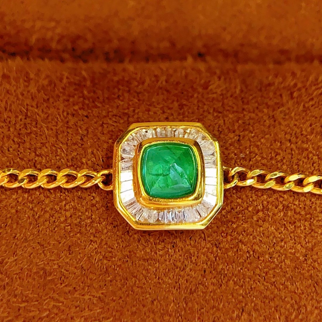 14k Gold 1 Ct Natural Emerald & Diamond Bracelet: Ref:231148426 // gold content:14k gold // main gemstone:emerald // shape:sugar-loaf // carat weight:1ct // color:green // treatment:natural // // adjacent gemstone 2 : diamond // number of stones:31
