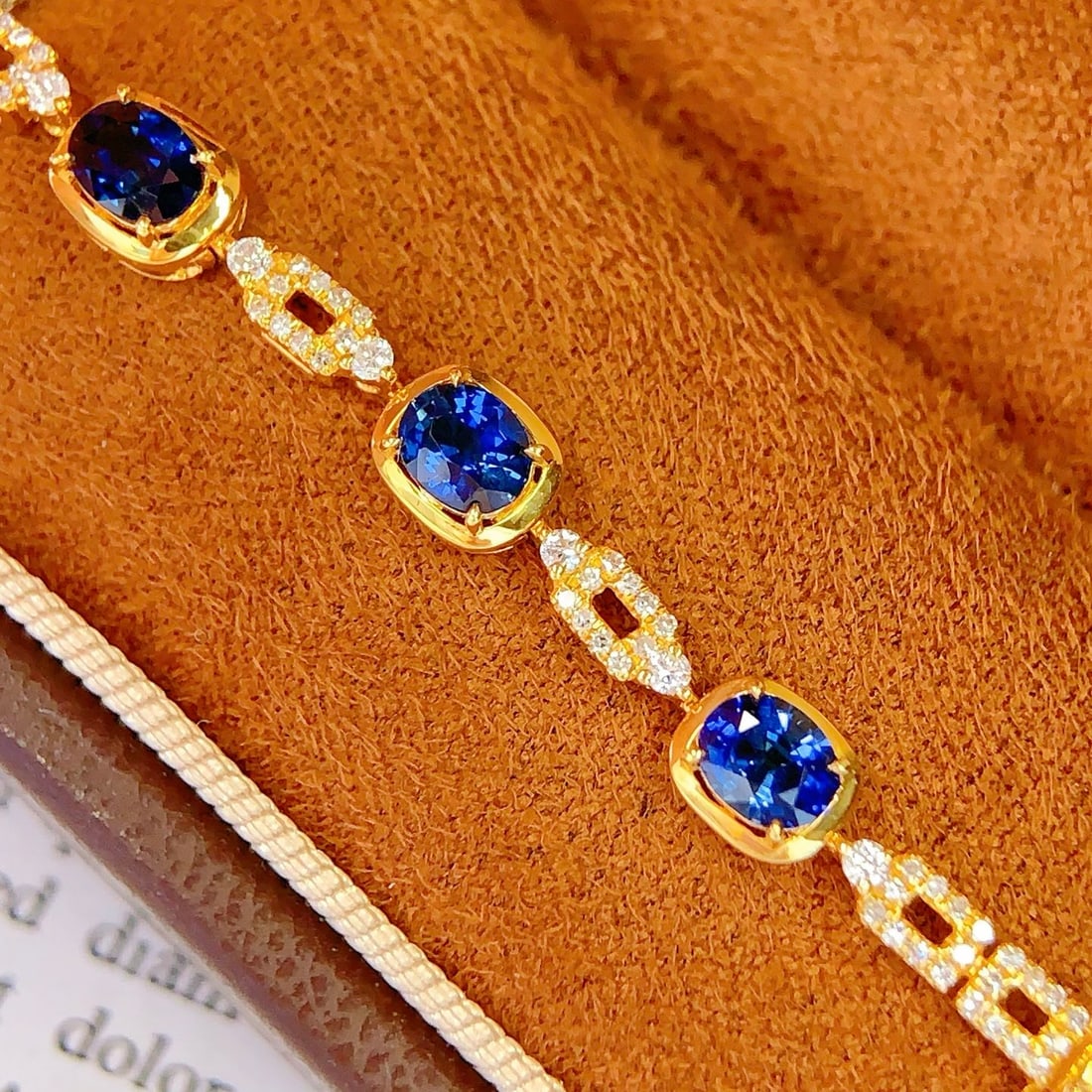 14k Gold 4.5 Ct Natural Sapphire & Diamond Bracelet: Ref:231148437 // gold content:14k gold // main gemstone:sapphire // shape:oval // carat weight:4. 5ct // color:blue // treatment:natural // // adjacent gemstone 2 : diamond // number of stones:174 //