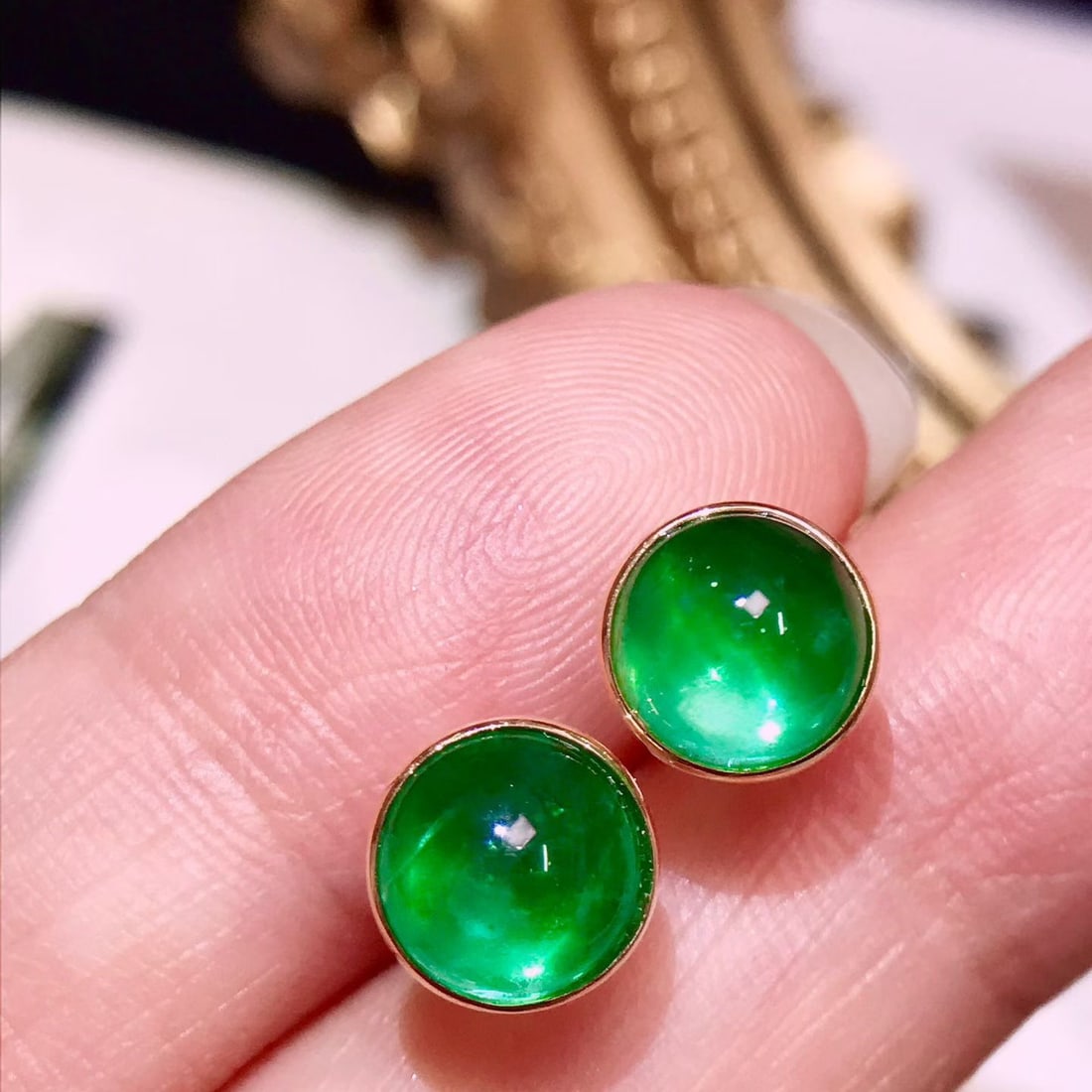 14k Gold 3.2 Ct Natural Emerald Earrings: Ref:231148439 // gold content:14k gold // main gemstone:emerald // shape:round // carat weight:3. 2ct // color:green // treatment:natural // cut grade:g // Condition: New Low Estimate: 3100.00 High