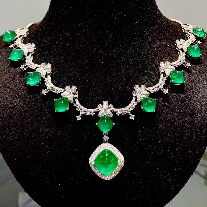 14k Gold 13.00 Ct Natural Emerald & Diamond & Sapphire Necklace: Ref:231149004 // gold content:14k gold // main gemstone:emerald // shape:sugar-loaf // carat weight:13. 00ct // color:green // treatment:natural // // adjacent gemstone 2 : diamond // shape:round // c