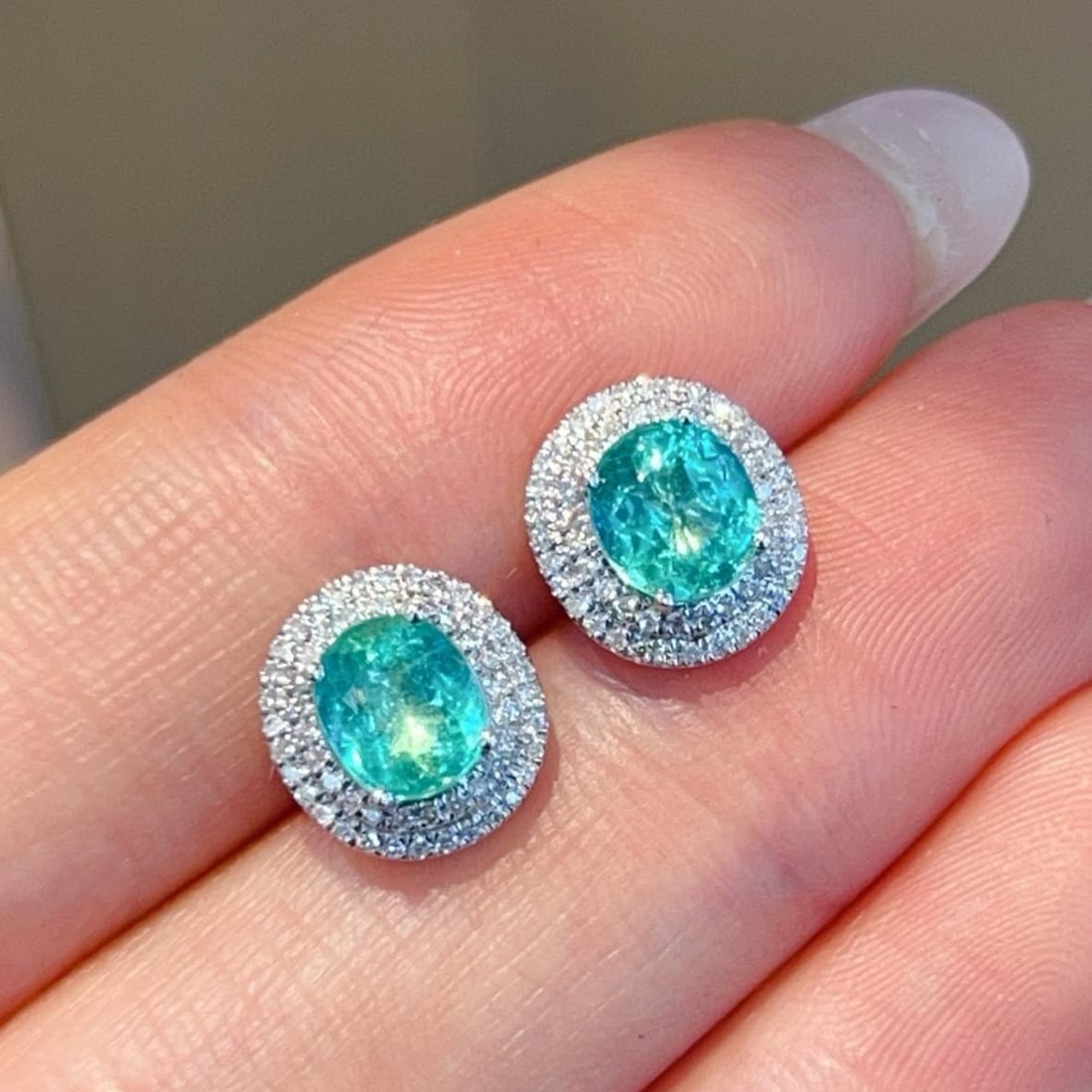 14k Gold 1.88 Ct Natural Paraiba Tourmaline & Diamond Earrings: Ref:231149151 // gold content:14k gold // main gemstone:paraiba tourmaline // shape:oval // carat weight:1. 88ct // color:blue // treatment:natural // // adjacent gemstone 2 : diamond // shape:round