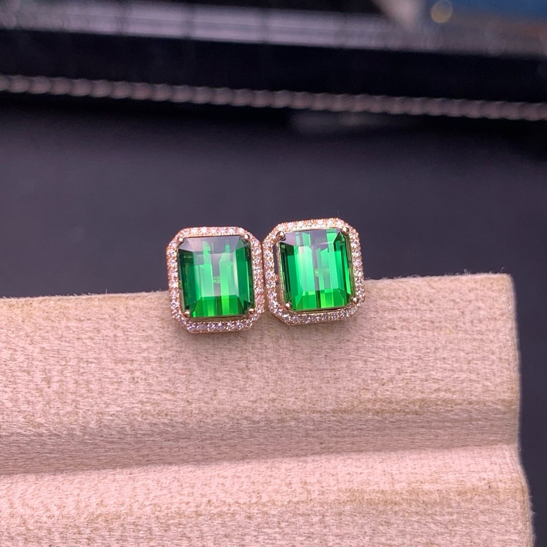 14k Gold 3.8 Ct Natural Tourmaline & Diamond Earrings: Ref:231149201 // gold content:14k gold // main gemstone:tourmaline // shape:octagonal // carat weight:3. 8ct // color:green // treatment:natural // // adjacent gemstone 2 : diamond // shape:round //