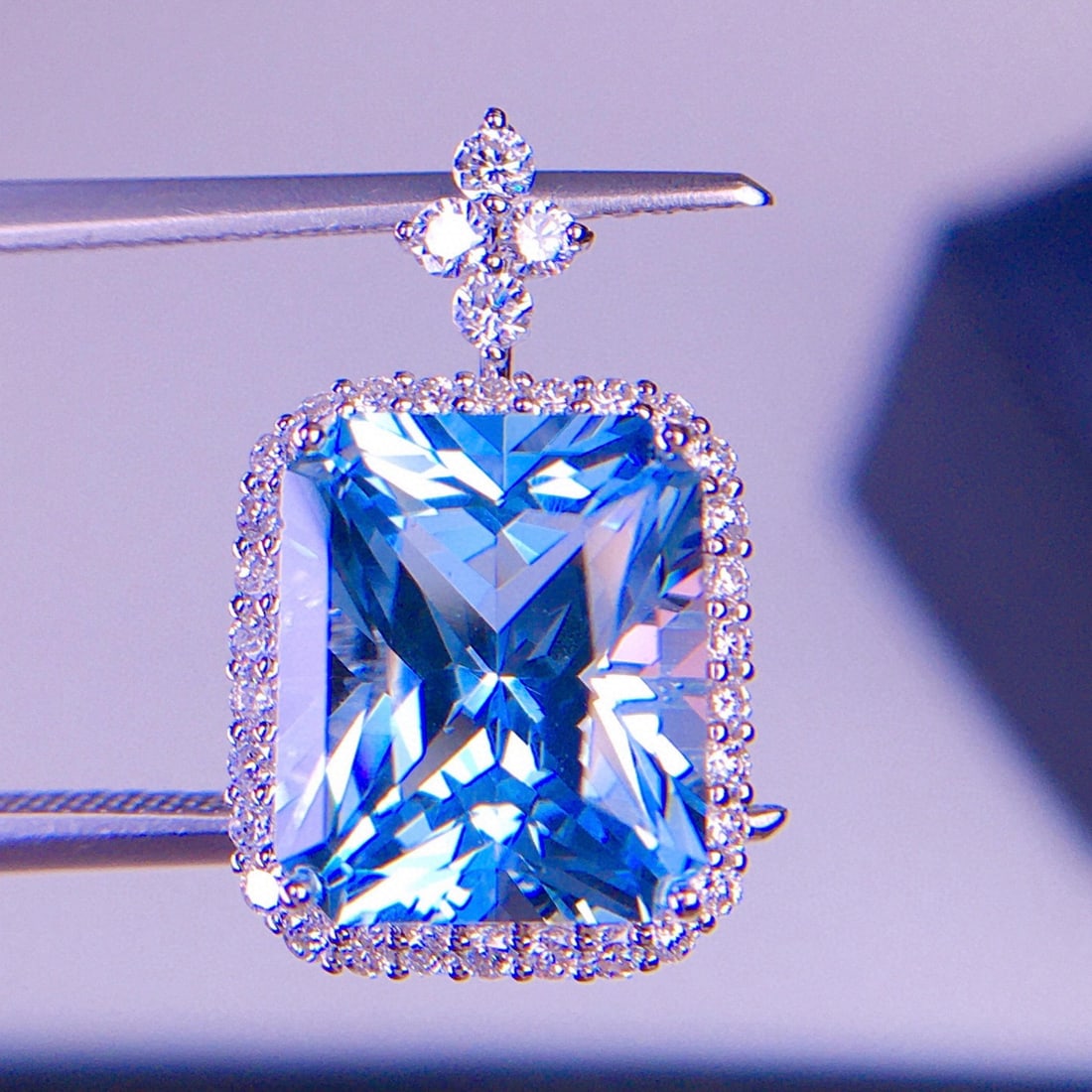 14k Gold 4.5 Ct Natural Aquamarine & Diamond Pendant( Without Chain ): Ref:231149206 // gold content:14k gold // main gemstone:aquamarine // shape:octagonal // carat weight:4. 5ct // color:blue // treatment:natural // // adjacent gemstone 2 : diamond // shape:round //