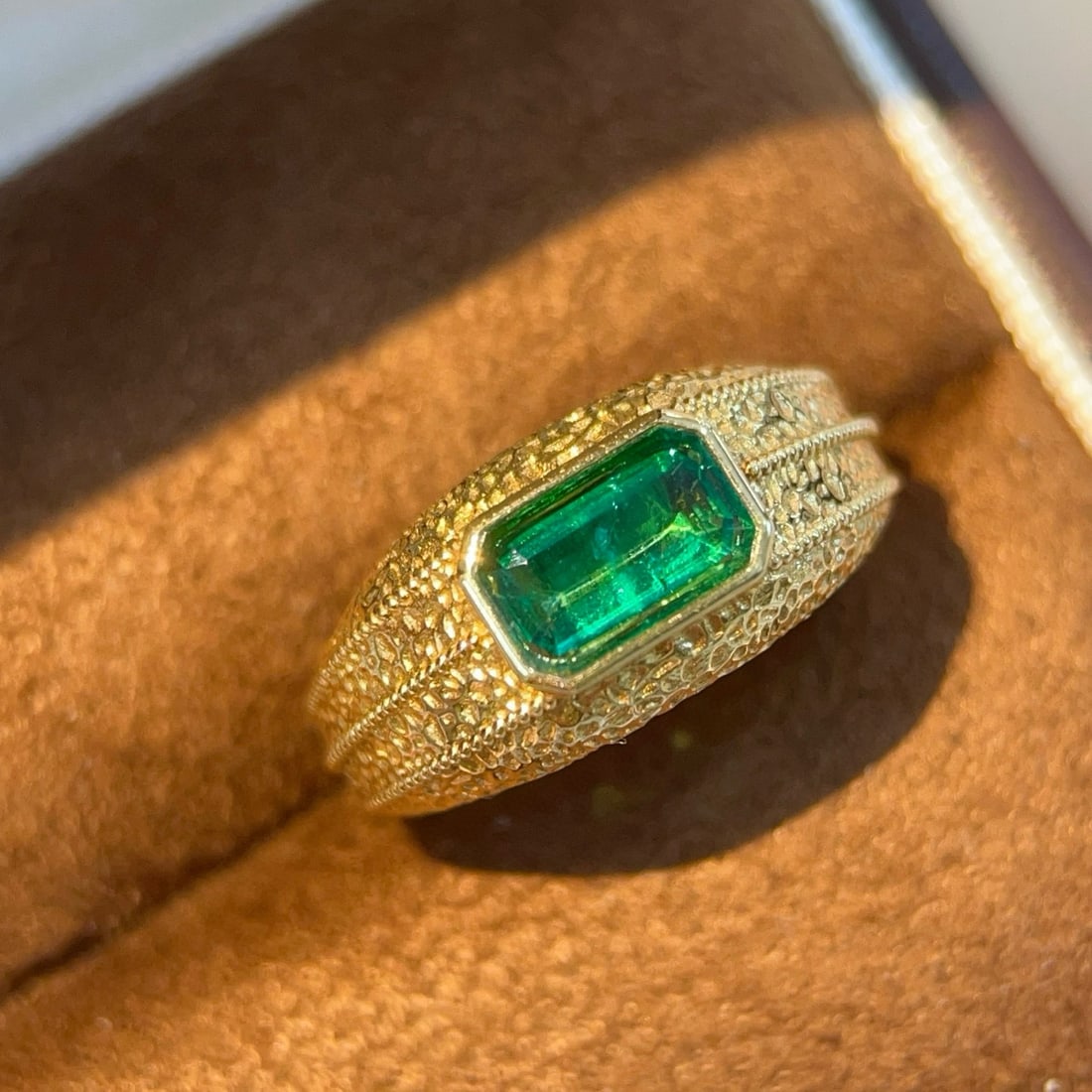 14k Gold 0.77 Ct Natural Emerald Ring: Ref:231149213 // gold content:14k gold // ring size:7. 25us // // main gemstone:emerald // shape:octagonal // carat weight:0. 77ct // color:green // treatment:natural // Condition: New Low Estimate: